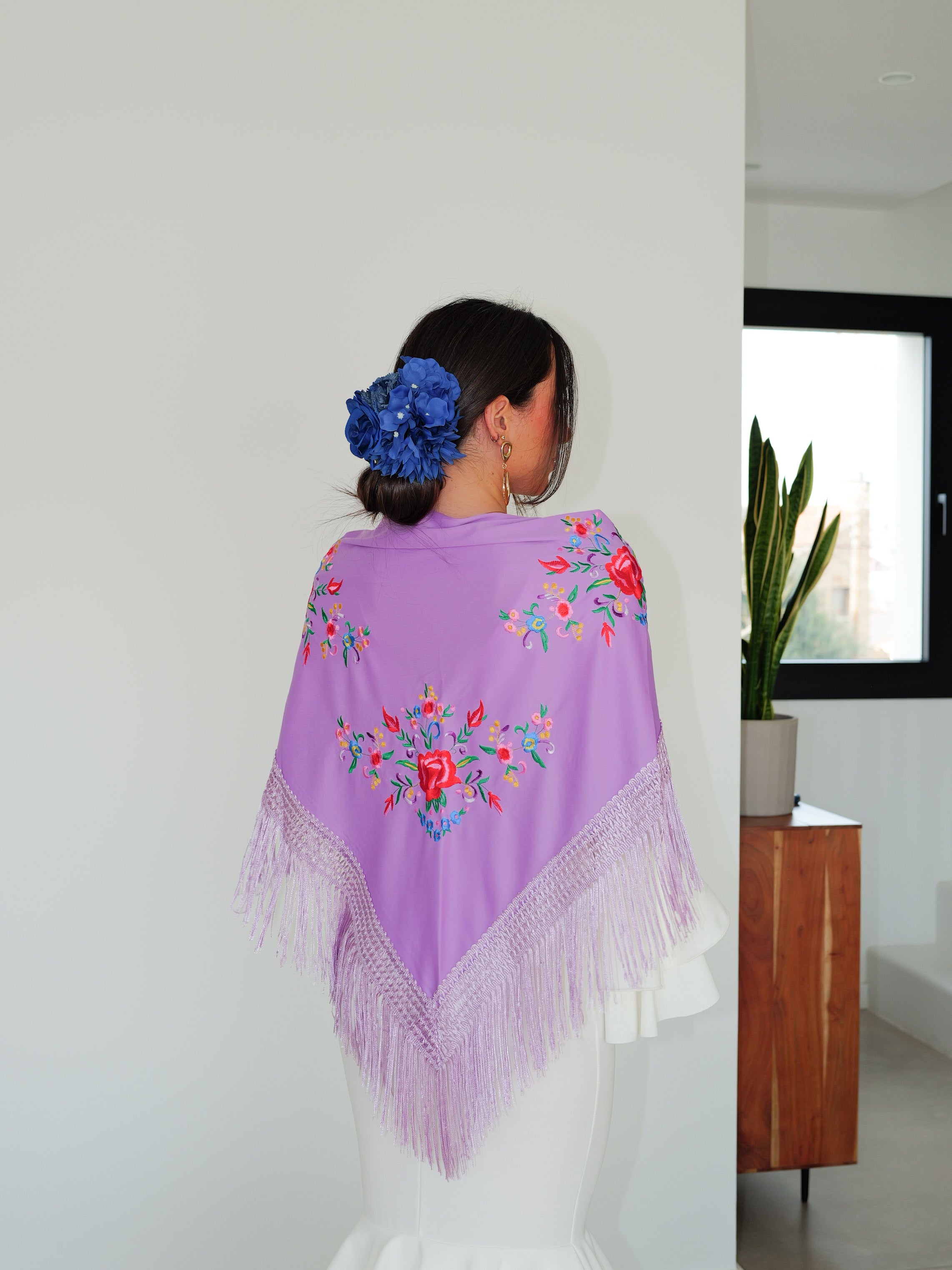 Scialle flamenco ricamato con fiori lilla