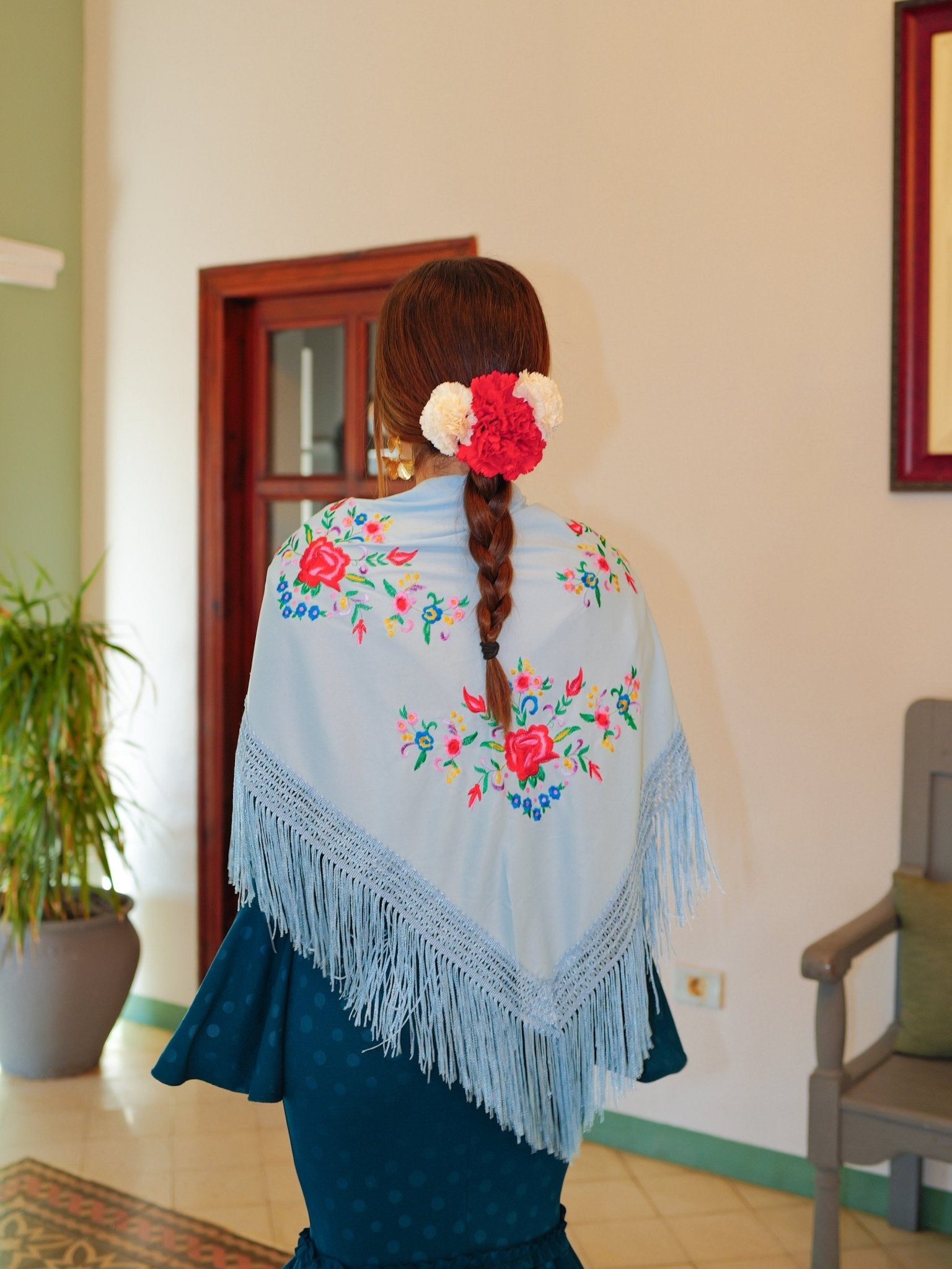 Scialle flamenco ricamato con fiori celesti - Sorellas The Brand Barcelona S.L