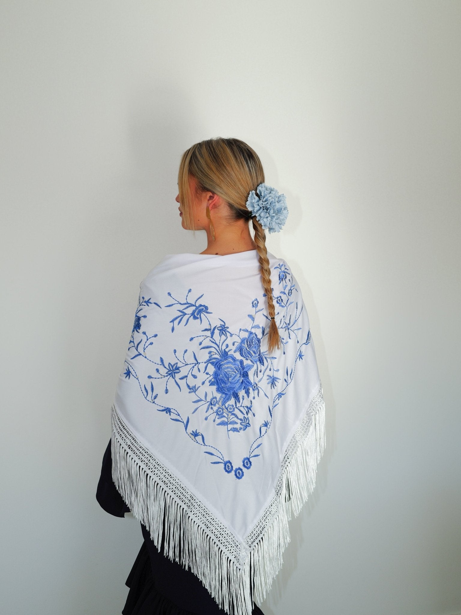 Scialle flamenco ricamato con fiori celesti - Sorellas The Brand Barcelona S.L