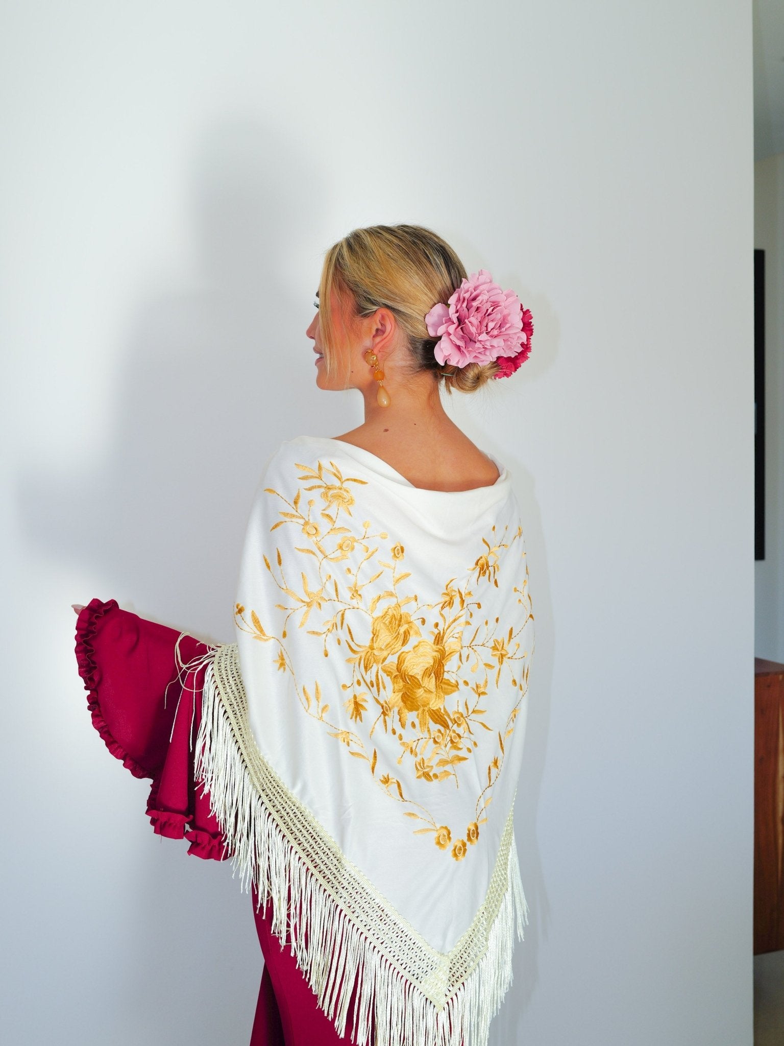 Scialle flamenco ricamato con fiori color crema - Sorellas The Brand Barcelona S.L