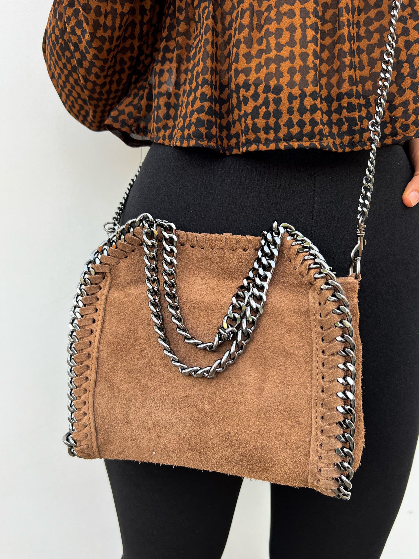 Borsa tascabile in pelle scamosciata tortora