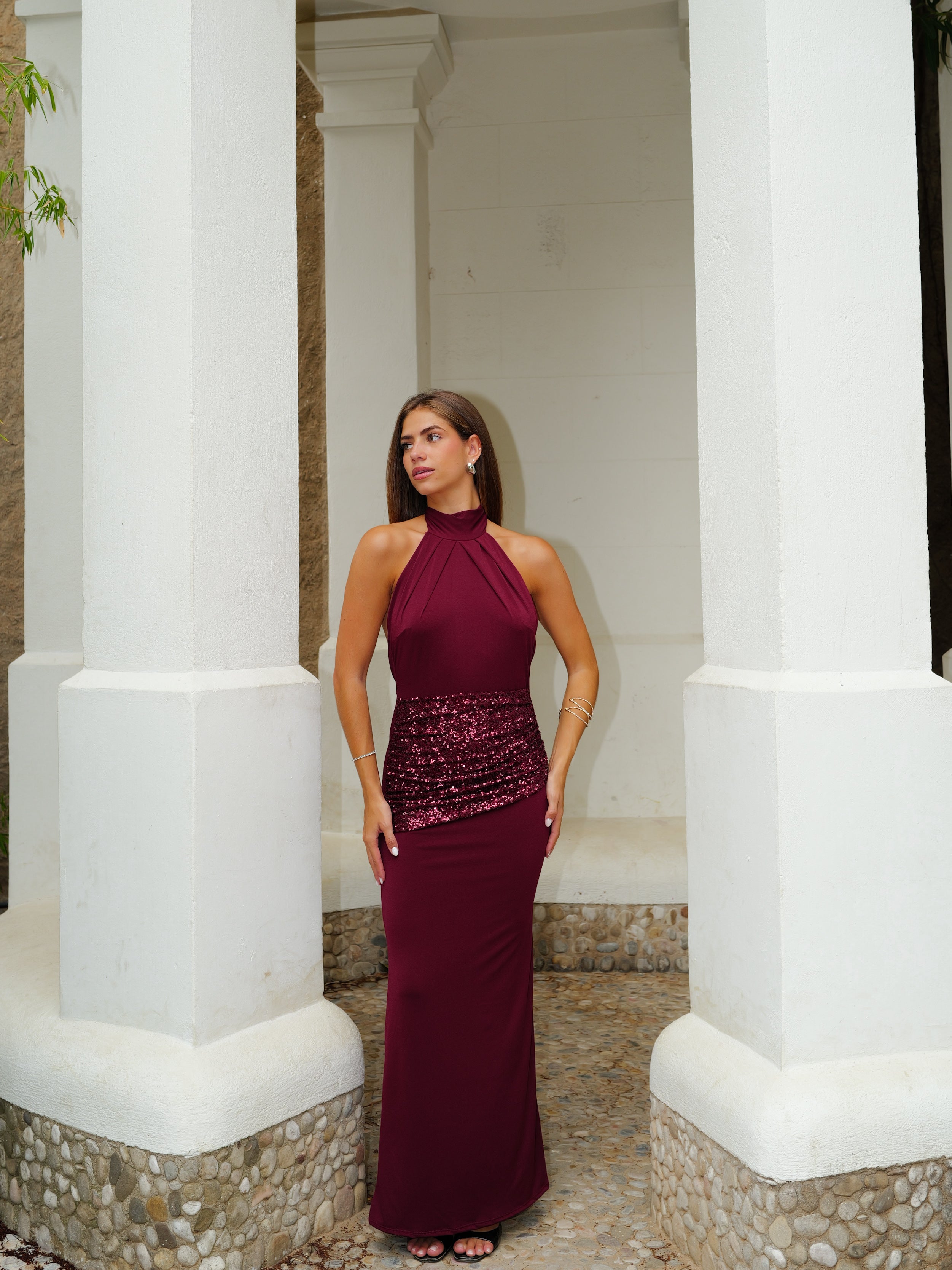 Vestido comprido com decote halter e faixa brilhante em cor de bordô