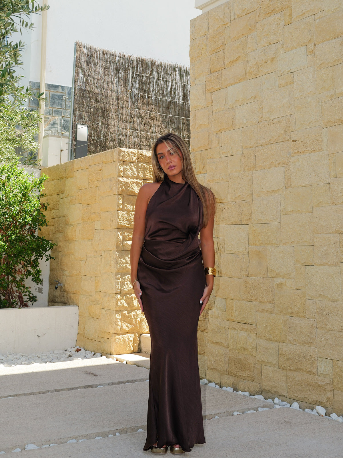 Vestido largo raso espalda halter chocolate