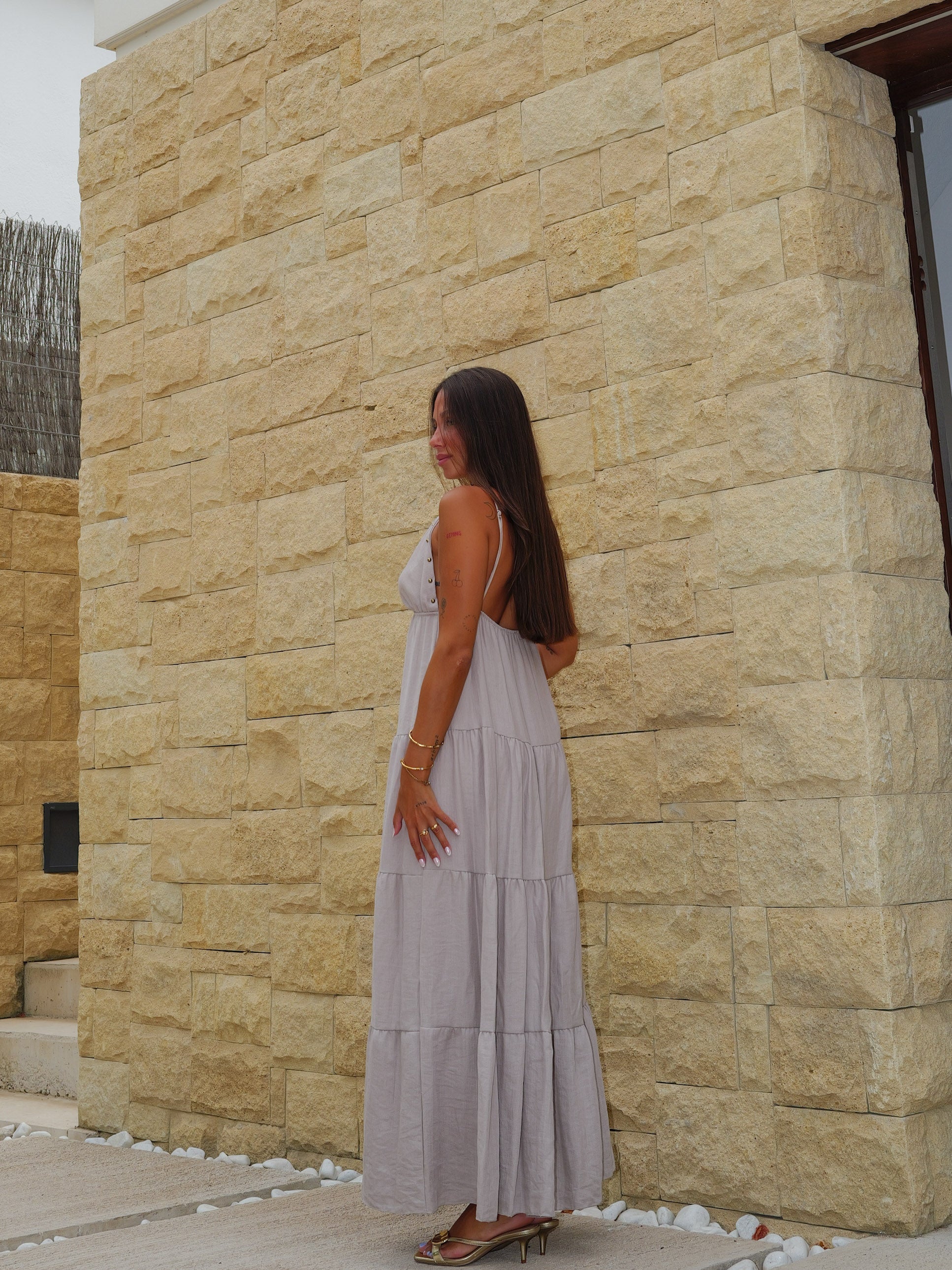 Vestido largo pico tachas beige