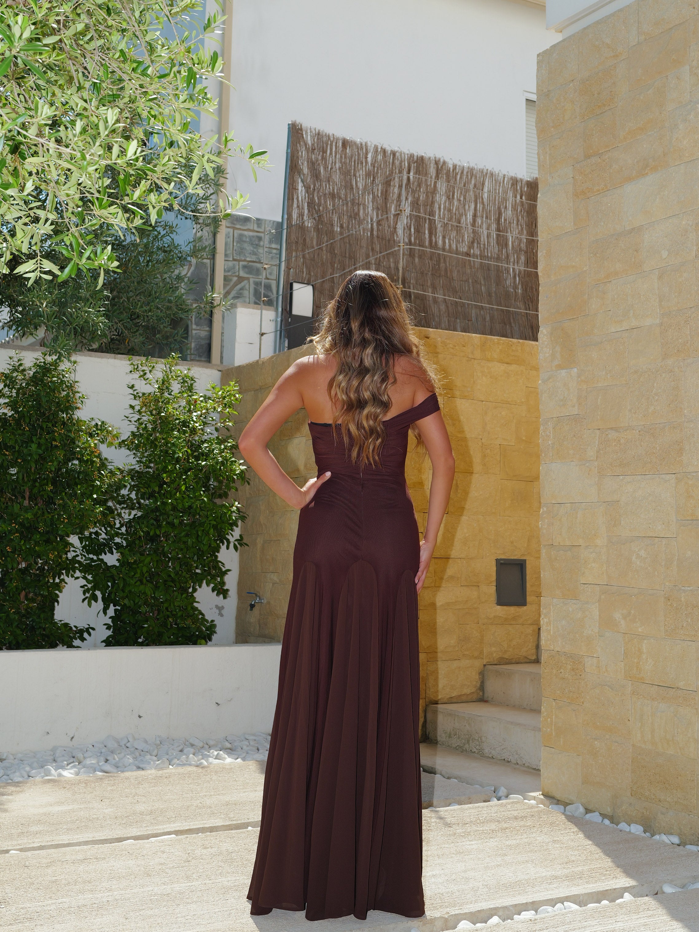 Vestido largo drapeado asimétrico flor chocolate