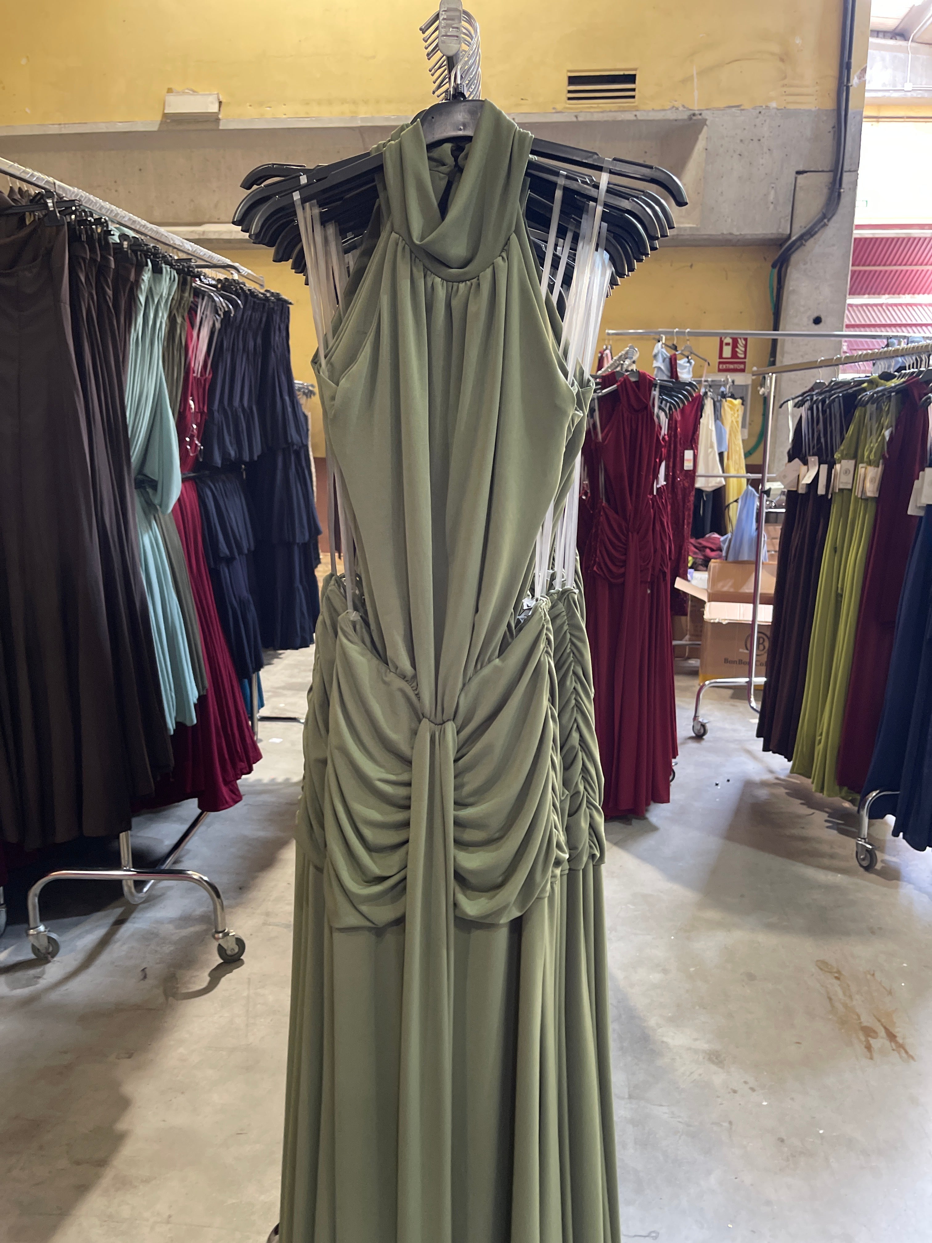 Vestido largo halter espalda abierta oliva