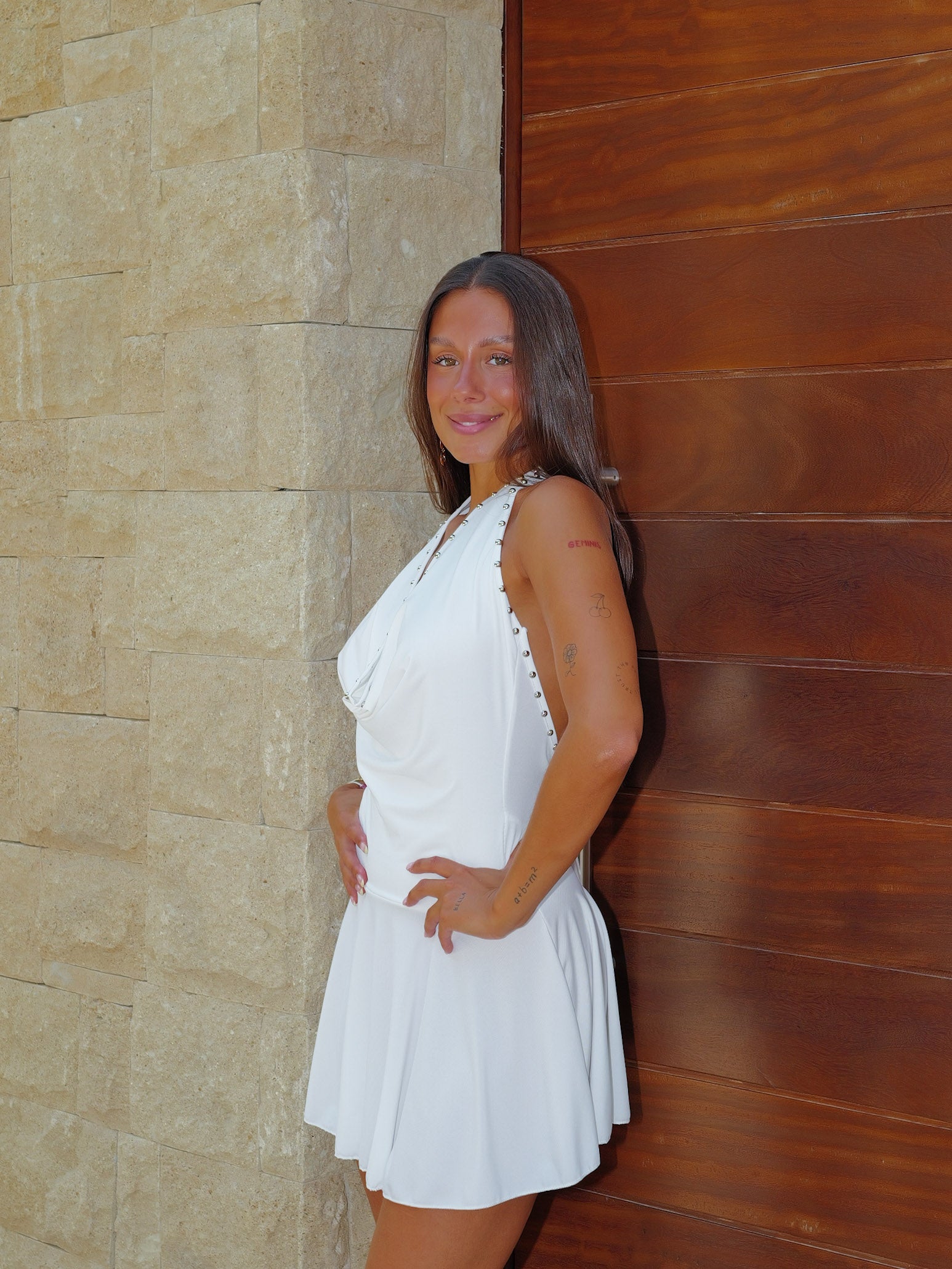 Vestido mini halter tachuelas blanco