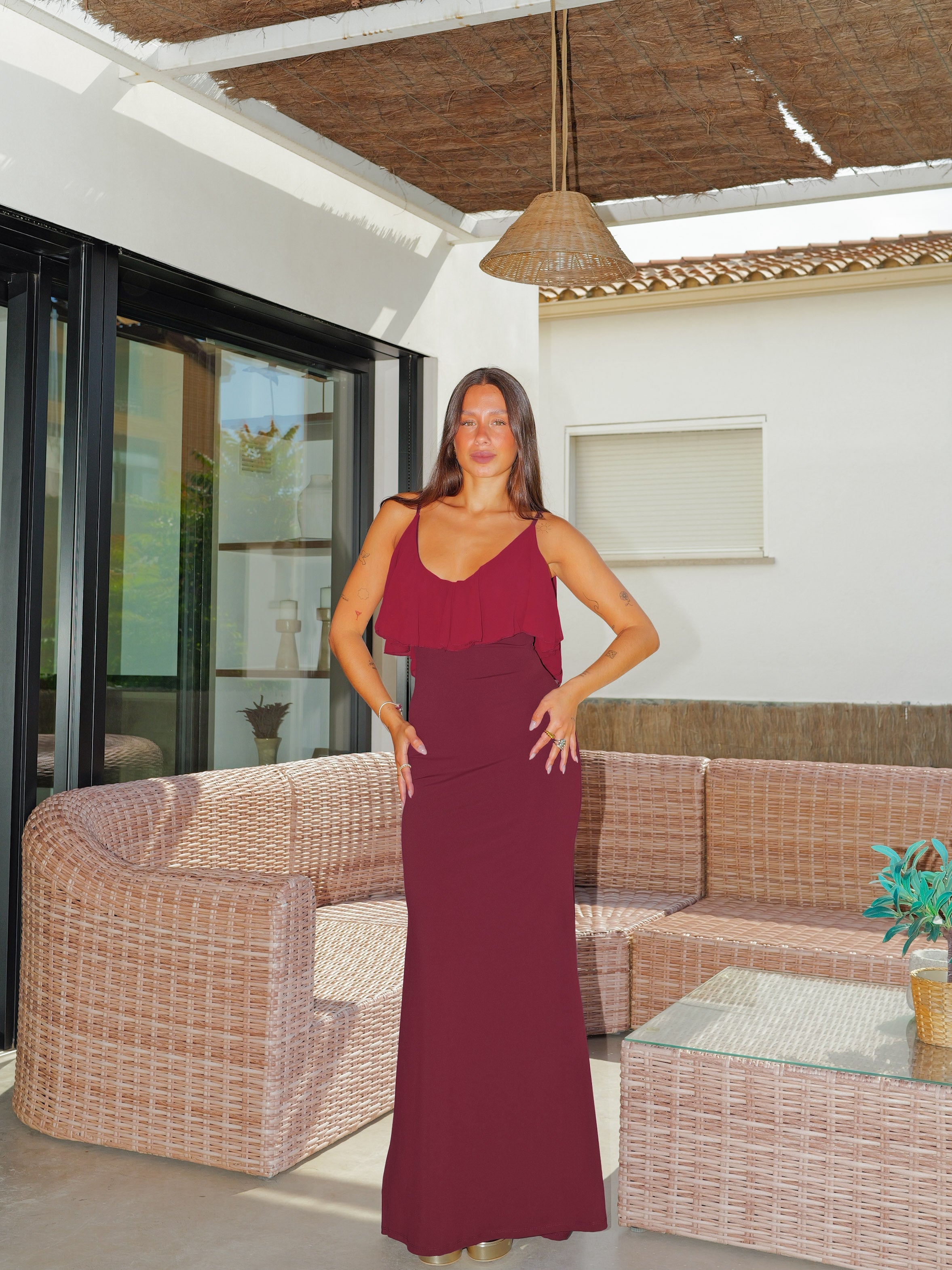 Vestido tirantes escote volantes burdeos