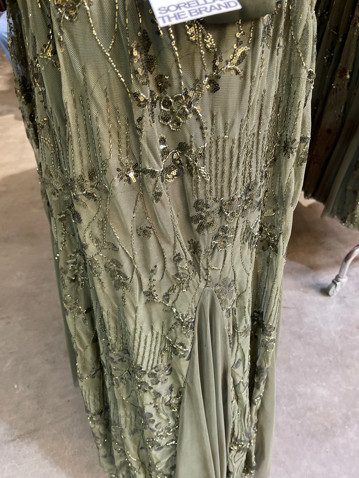 Vestido halter detalles vuelo oliva