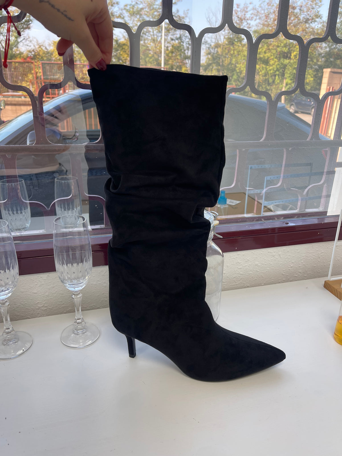 Bota negra frunce tacón fino negro