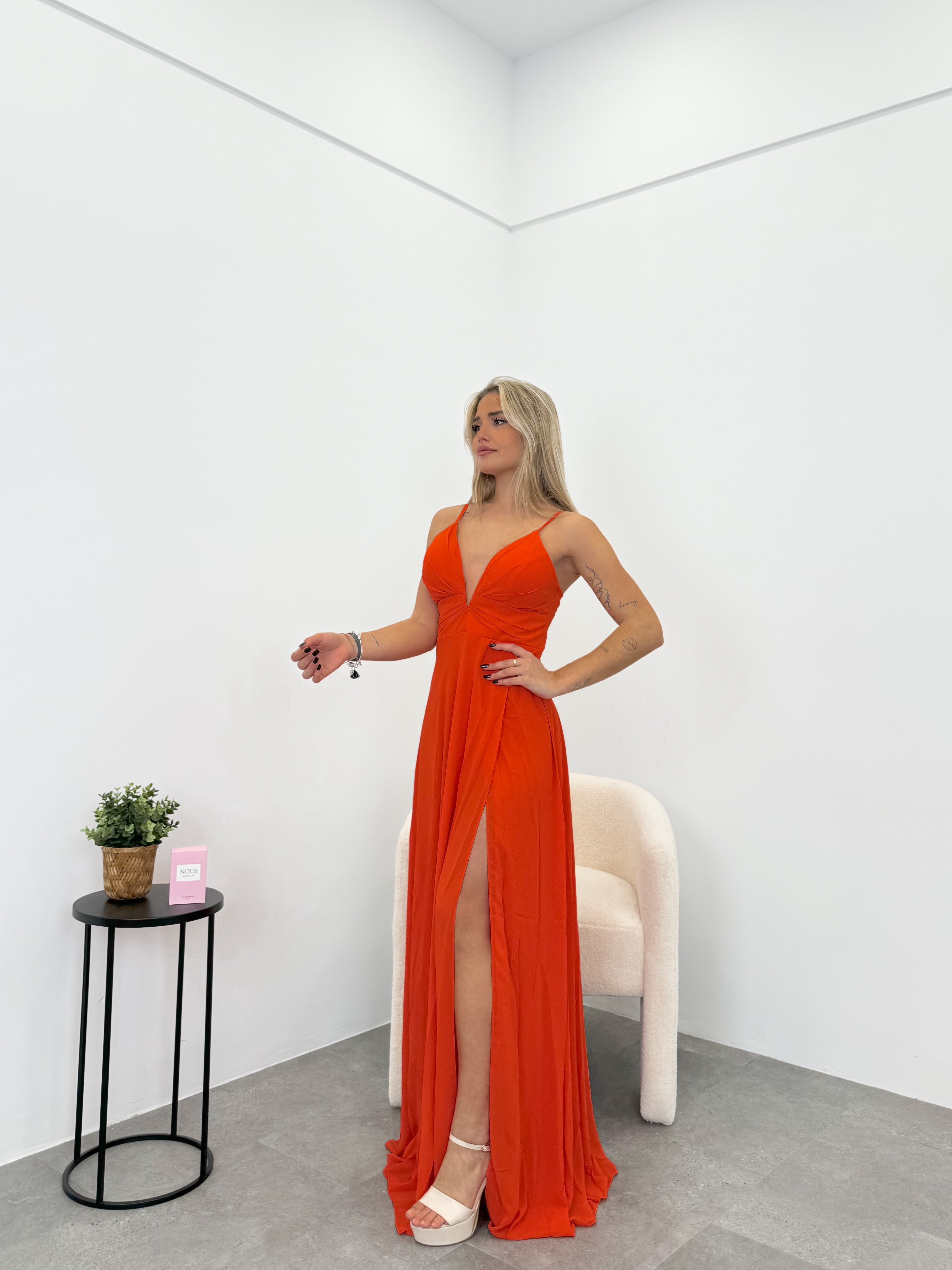 Vestido crepe pico naranja