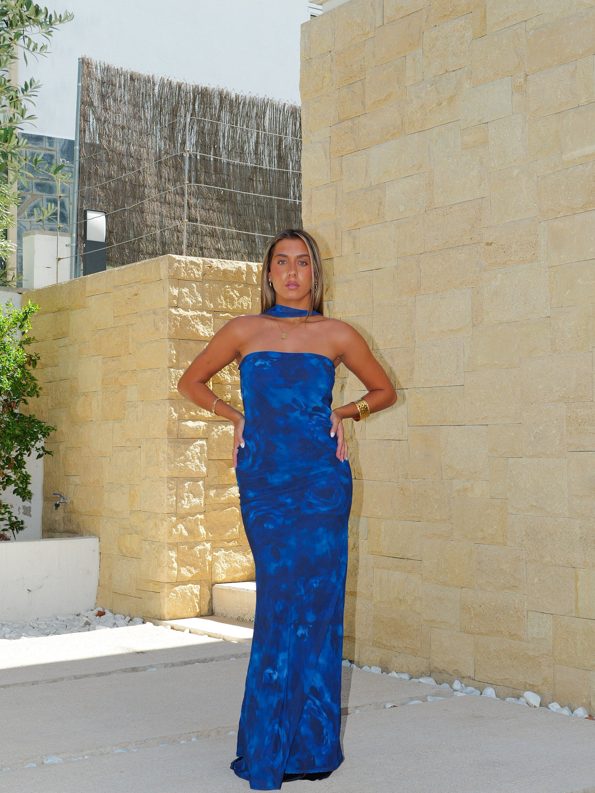 Robe longue à col ras-du-cou en tulle bleu pétrole