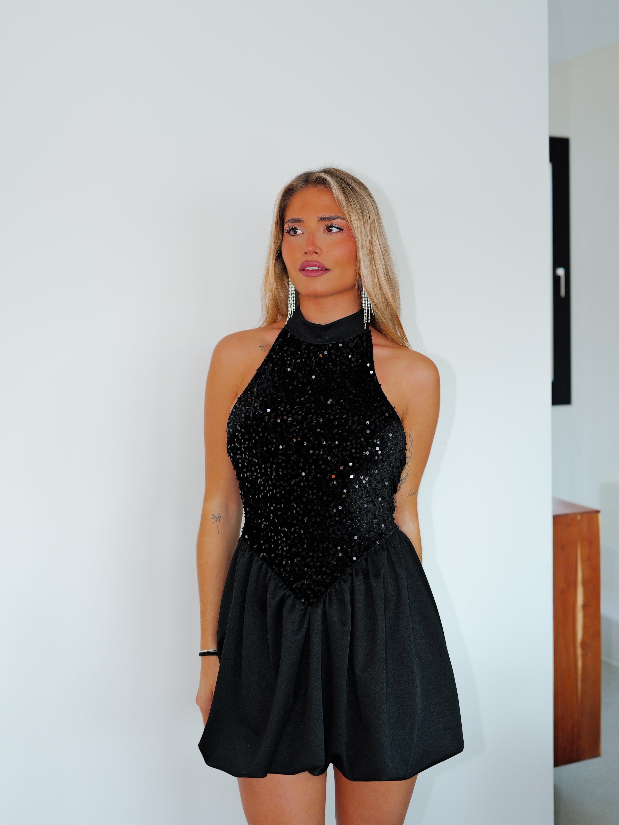 Vestido mini pomposo cuello halter negro