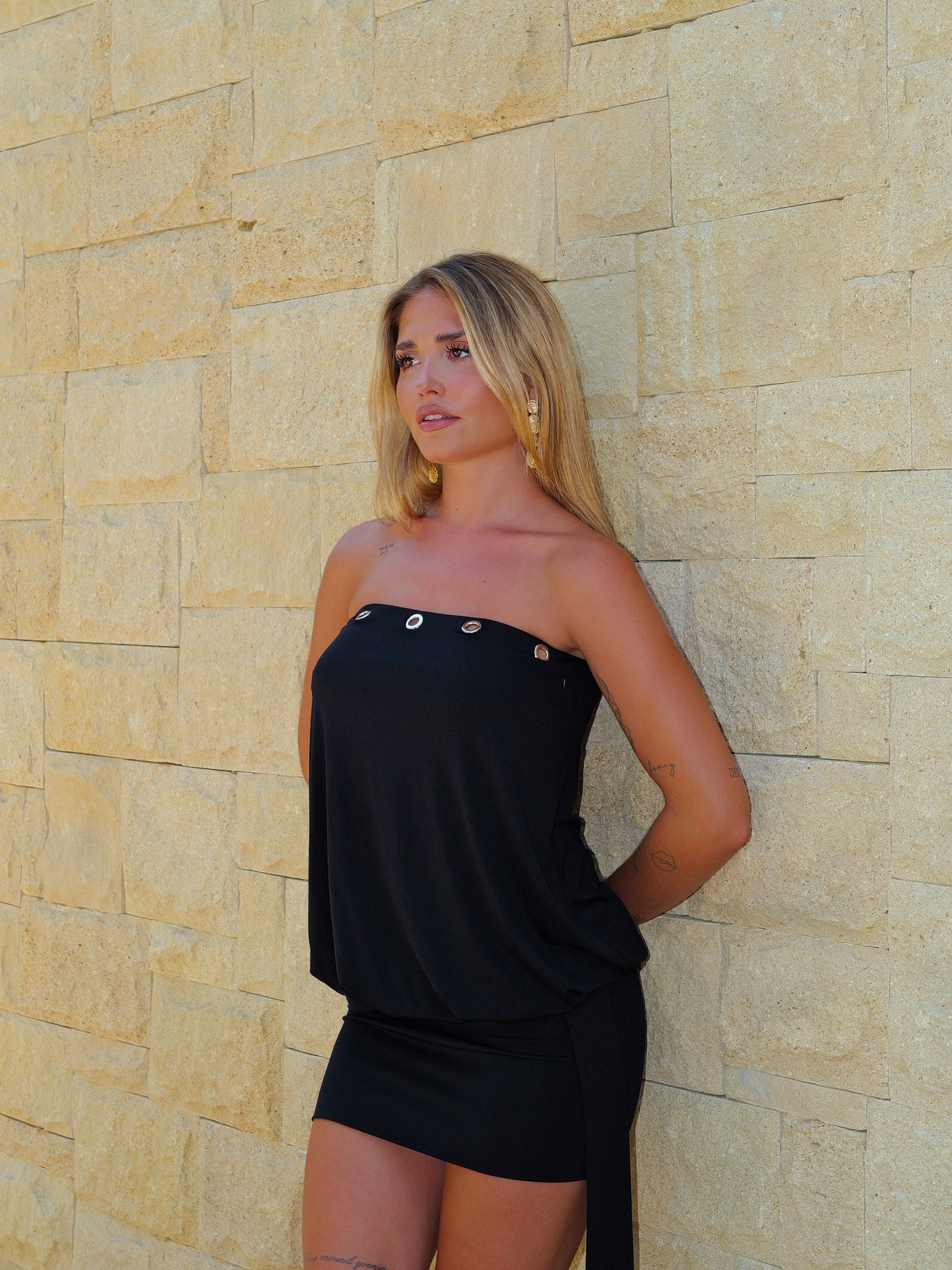 Vestido mini detalle tachuelas negro