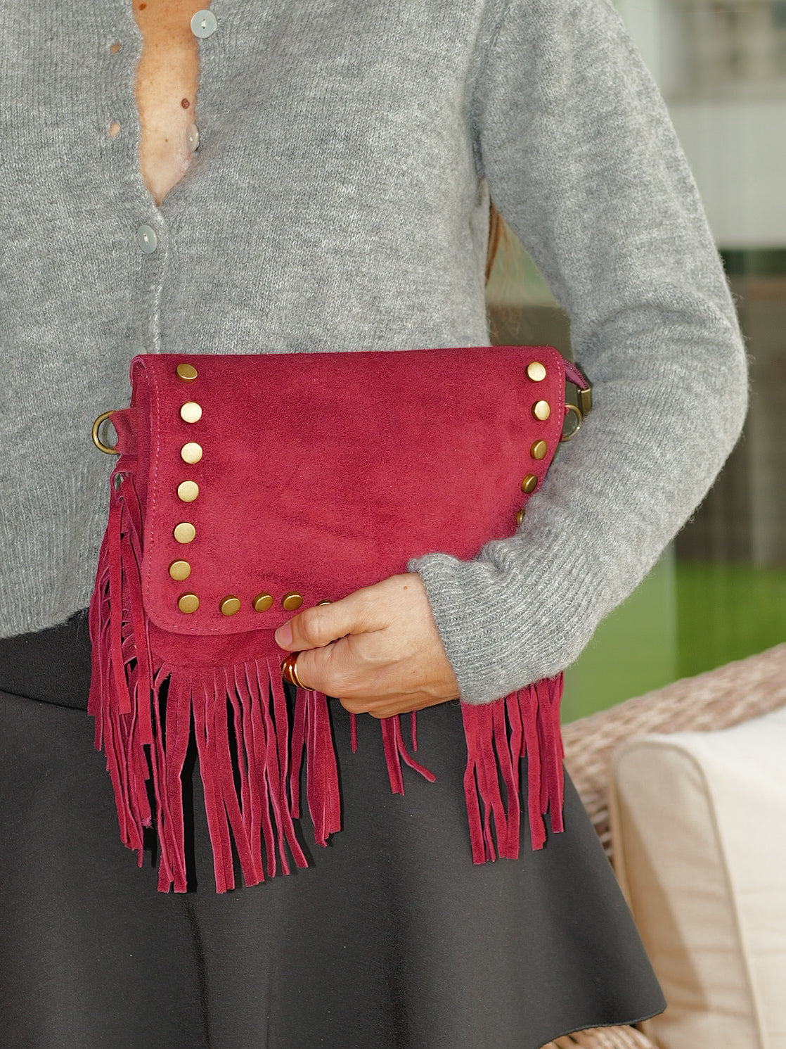Bolso flecos tachuelas burdeos