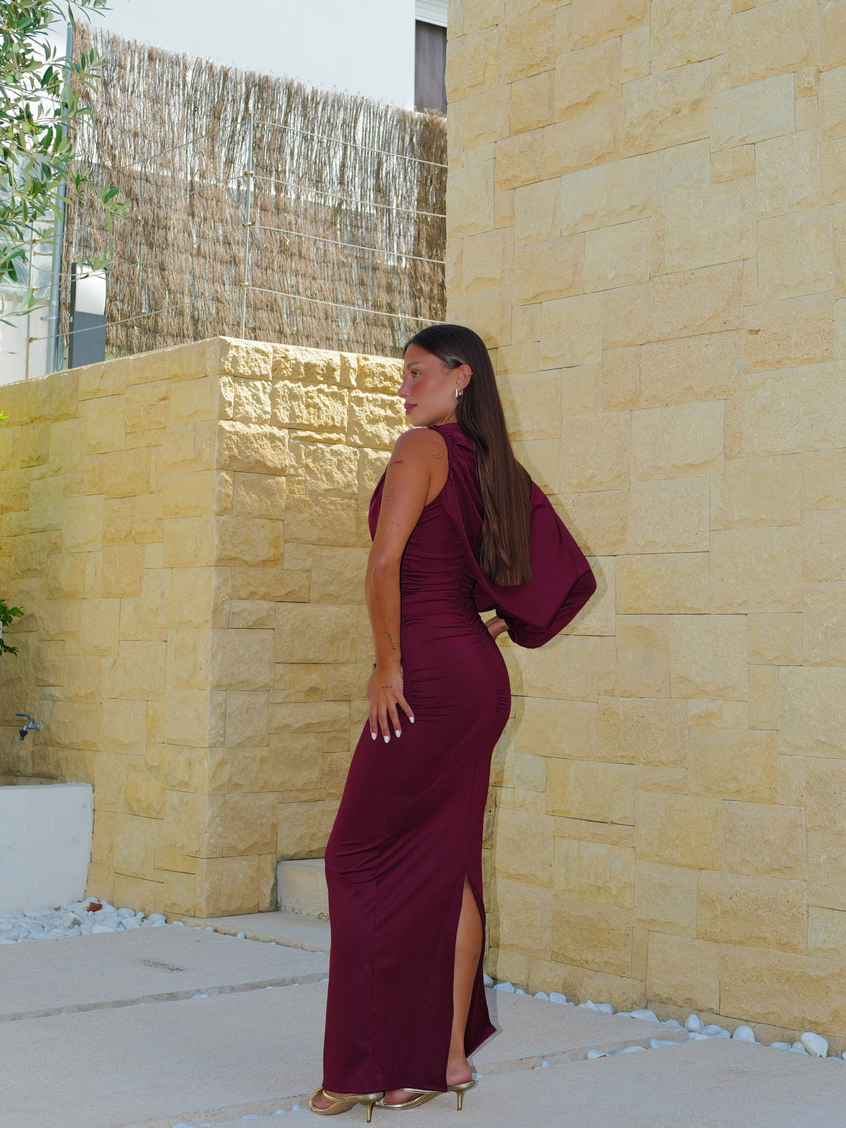 Vestido largo manga asim capa burdeos