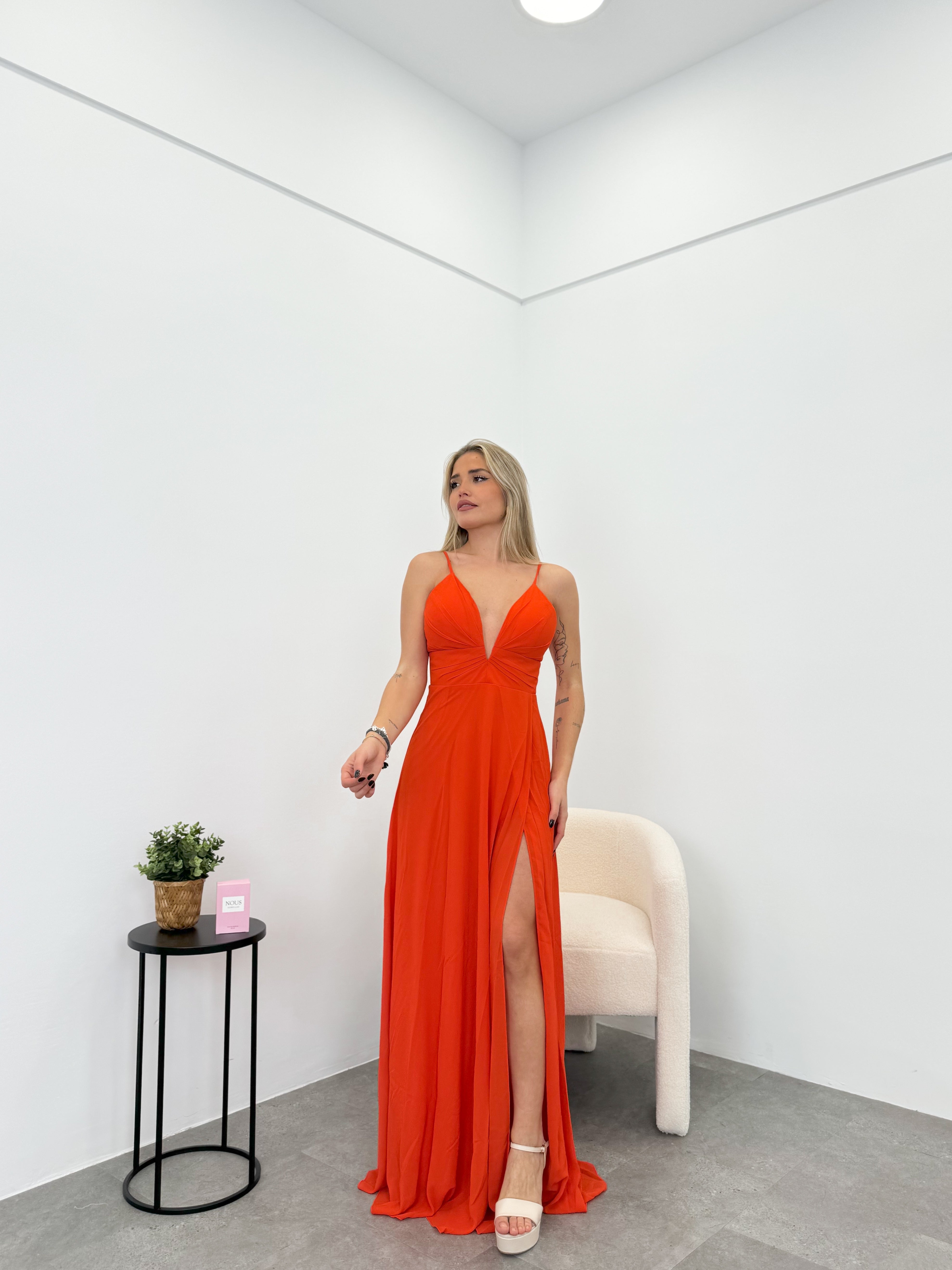 Vestido crepe pico naranja