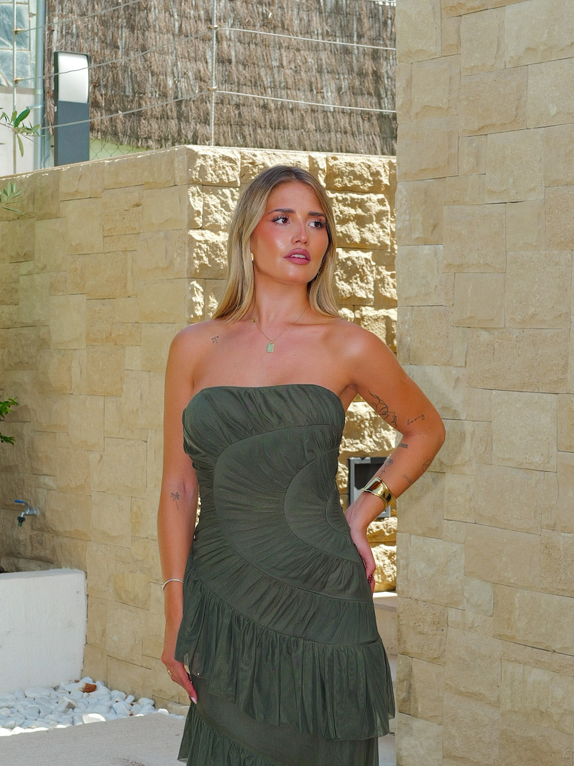 Abito con volant arricciati in tulle color oliva
