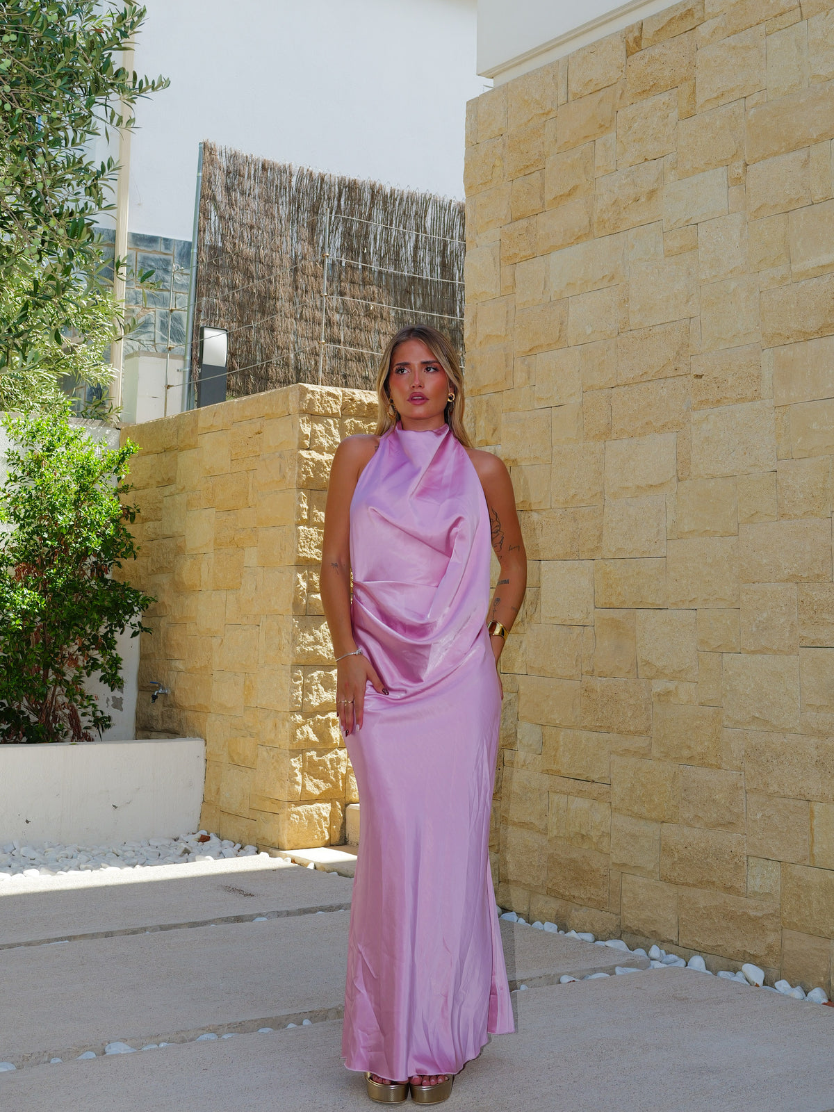 Vestido largo raso espalda halter rosa
