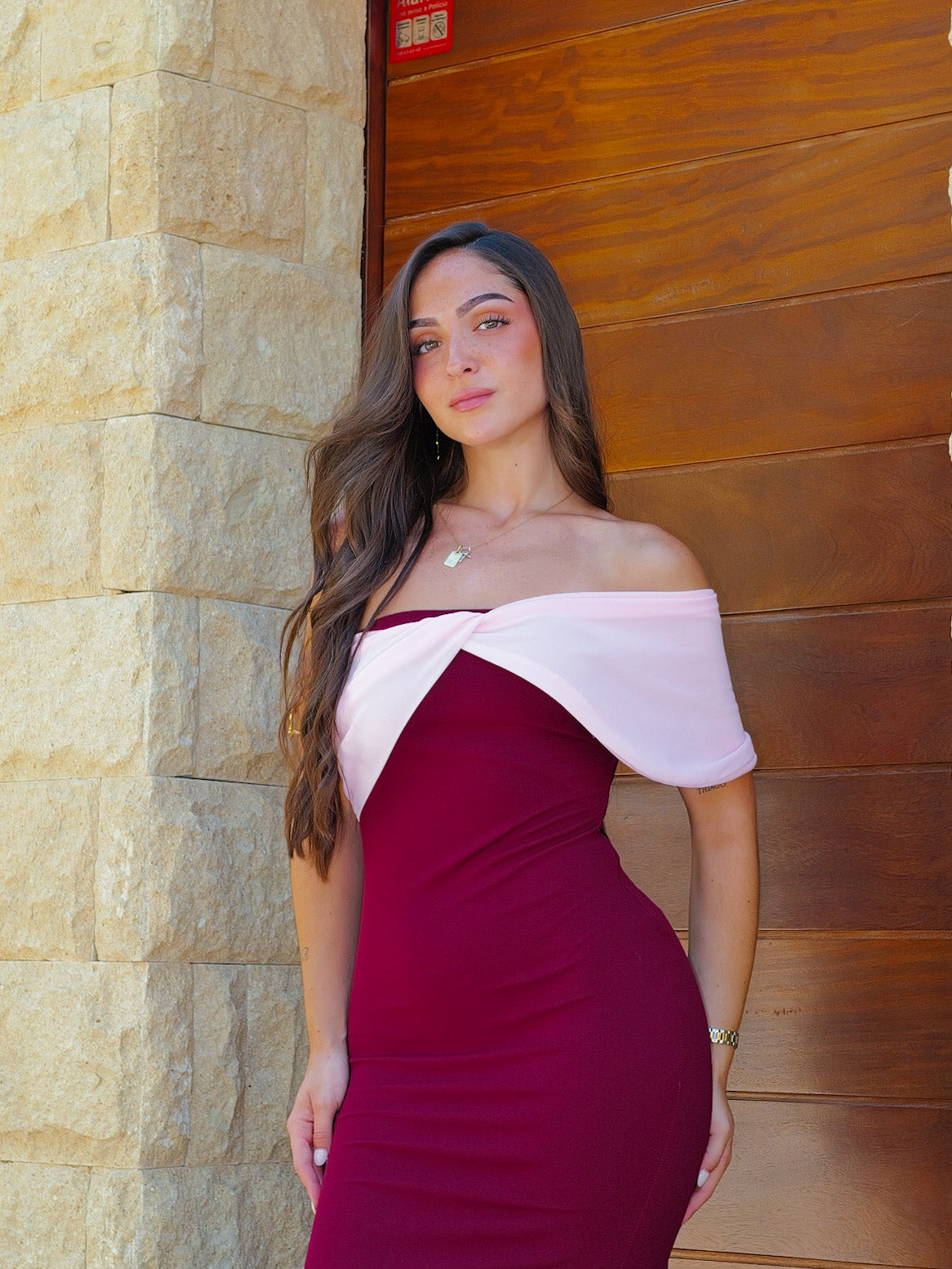 Vestido assimétrico com mangas e detalhes em bordô