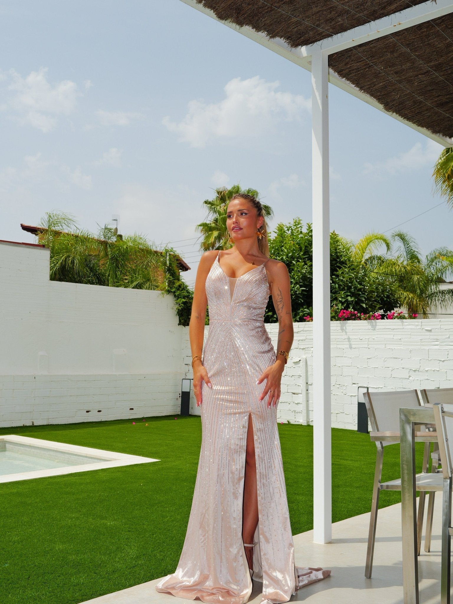 Robe à encolure en V entrelacée et strass beige - SORELLAS