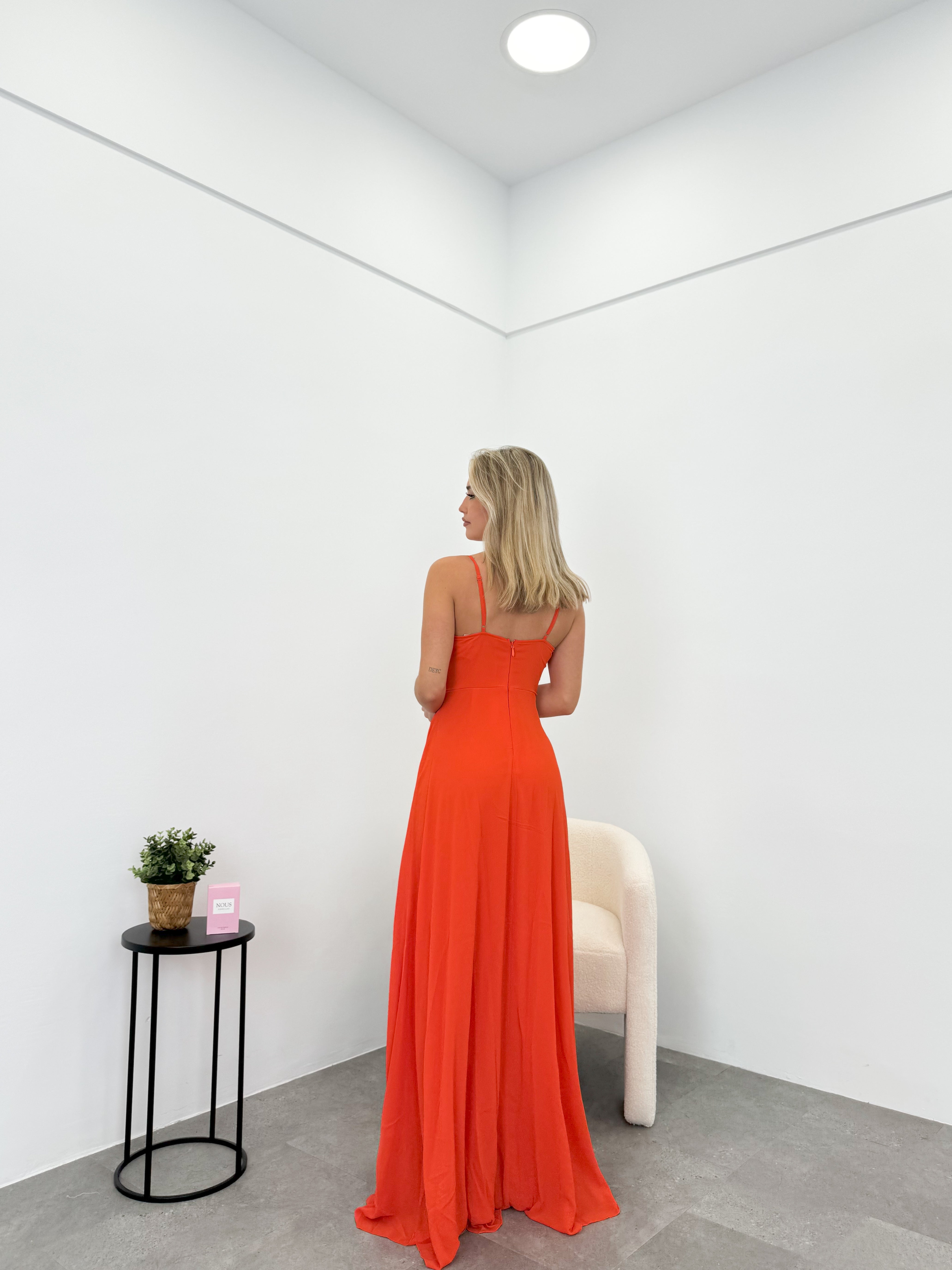 Vestido crepe pico naranja