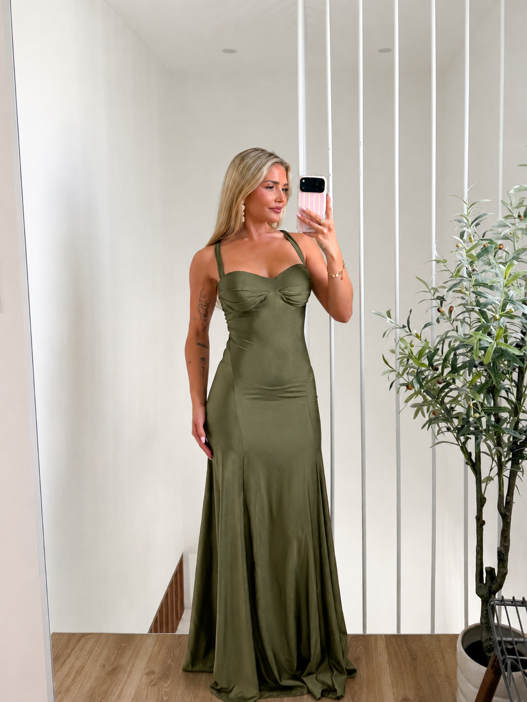 Vestido entrelazado escote concha oliva