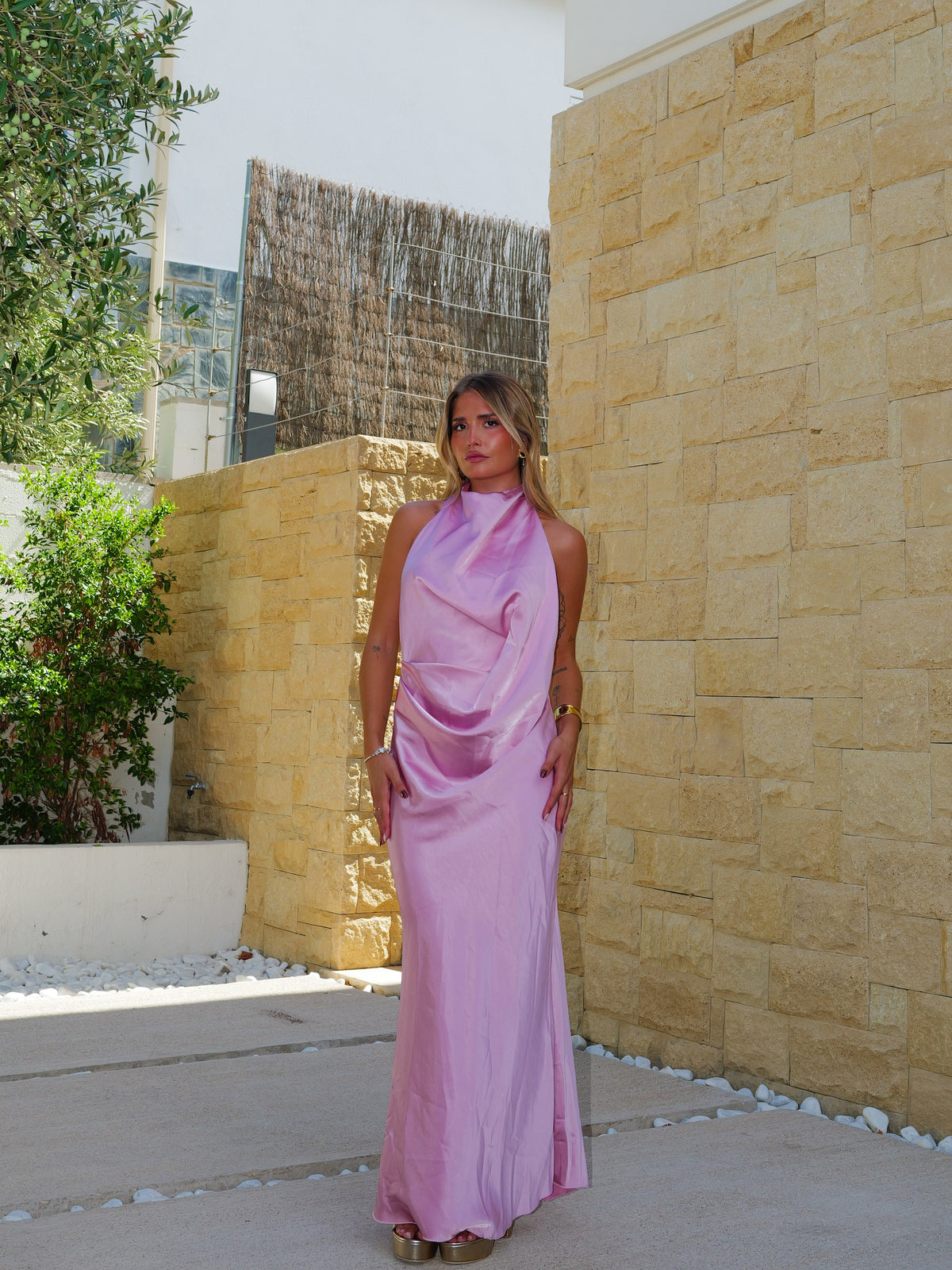 Vestido largo raso espalda halter rosa