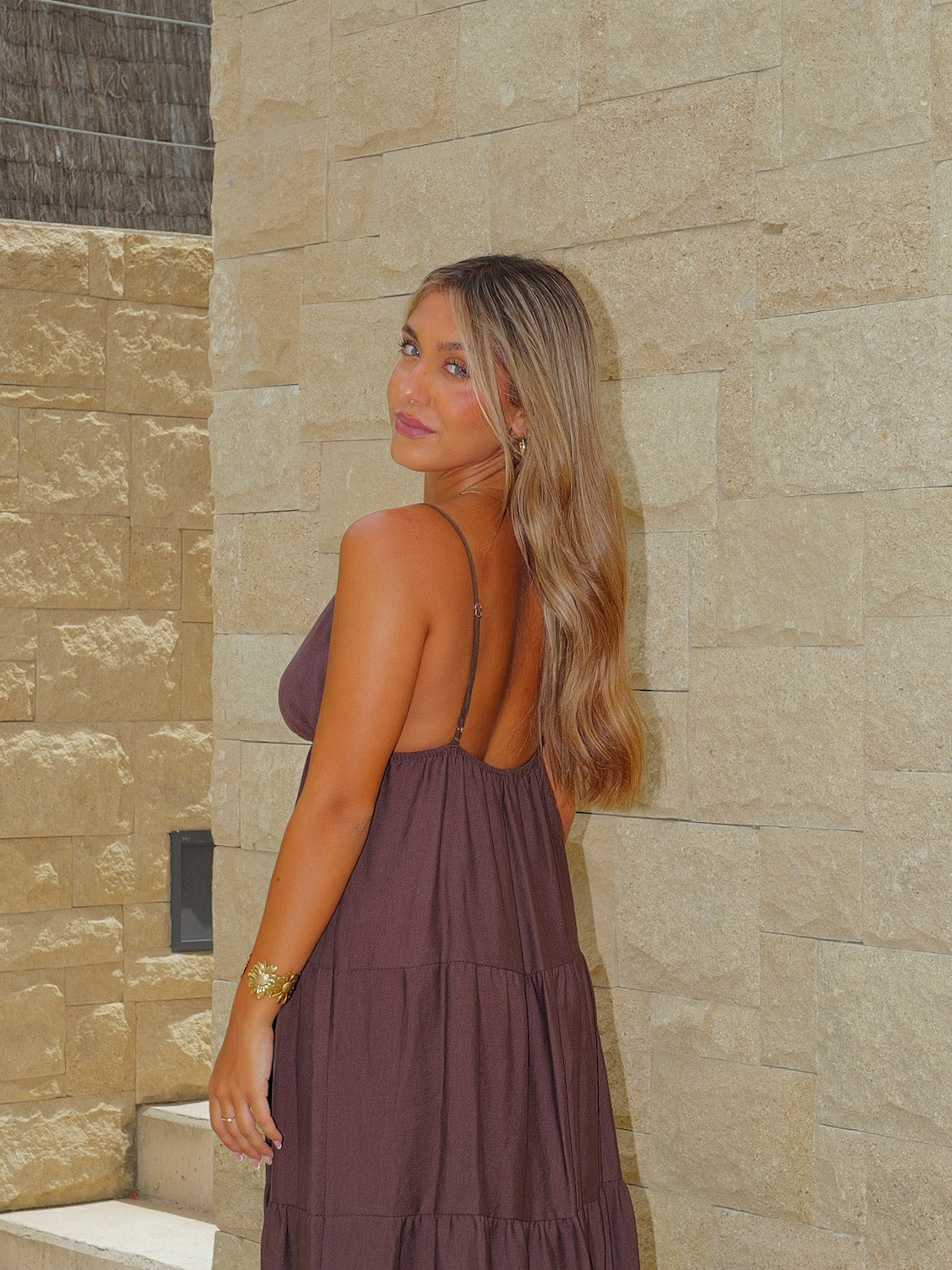 Vestido largo pico tachas chocolate
