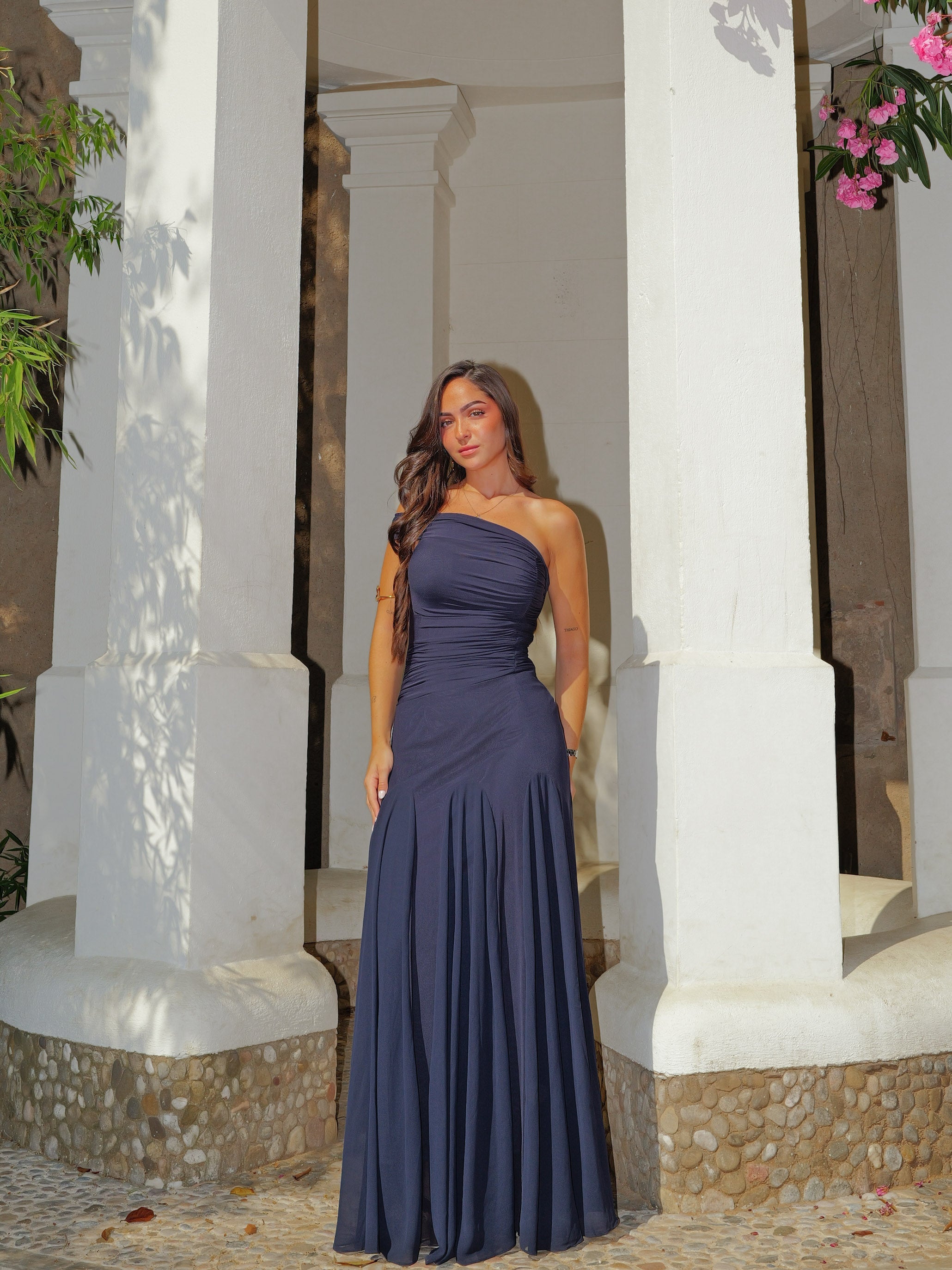 Vestido largo drapeado asimétrico flor marino