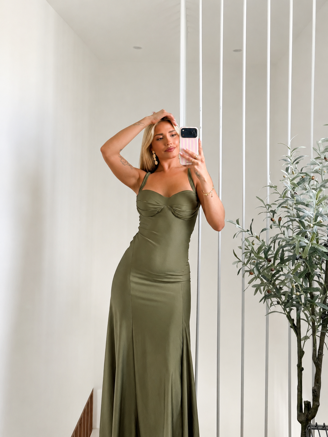 Vestido entrelazado escote concha oliva