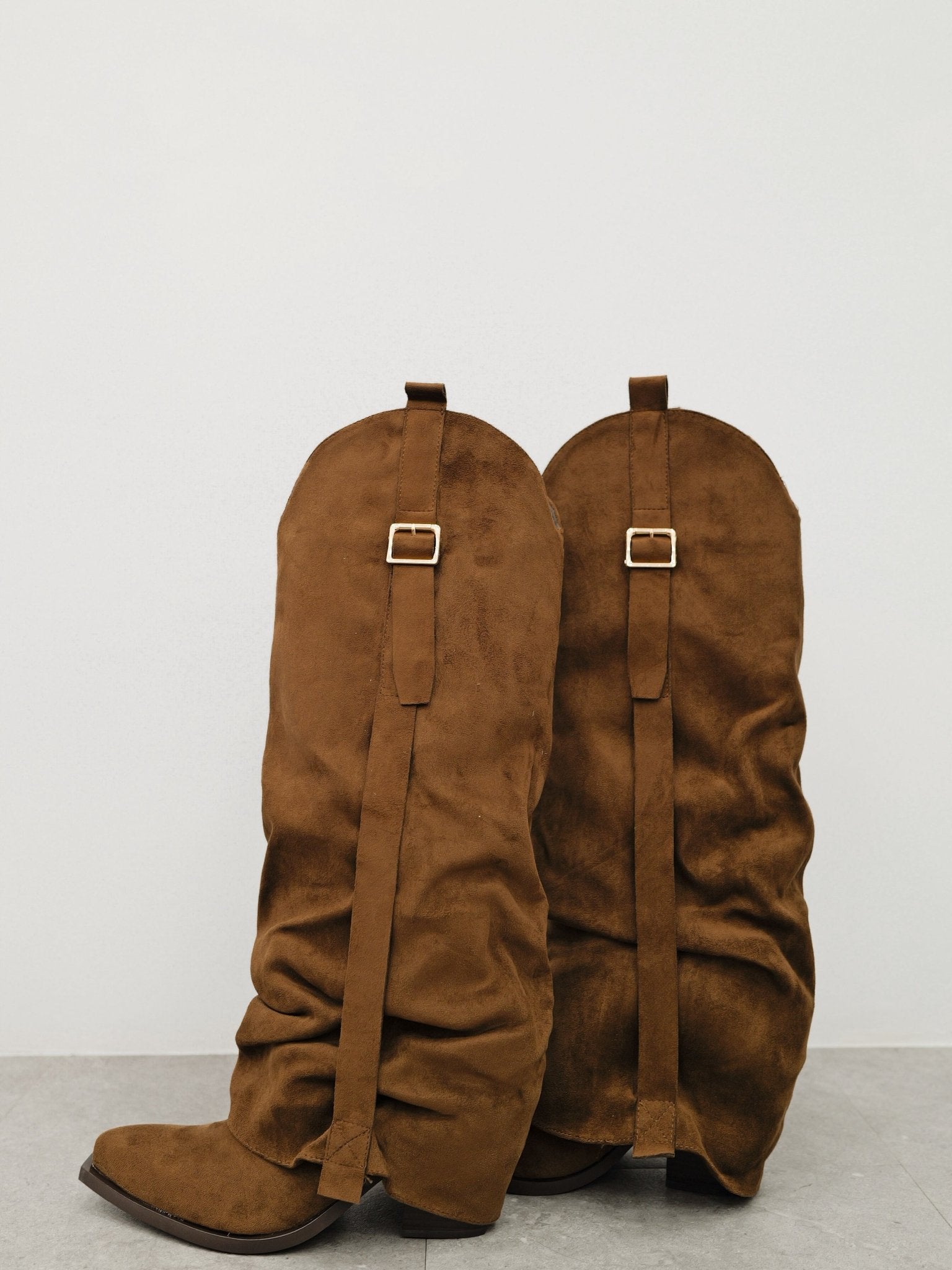 Bota solapa detalle hebilla chocolate - Sorellas The Brand Barcelona S.L