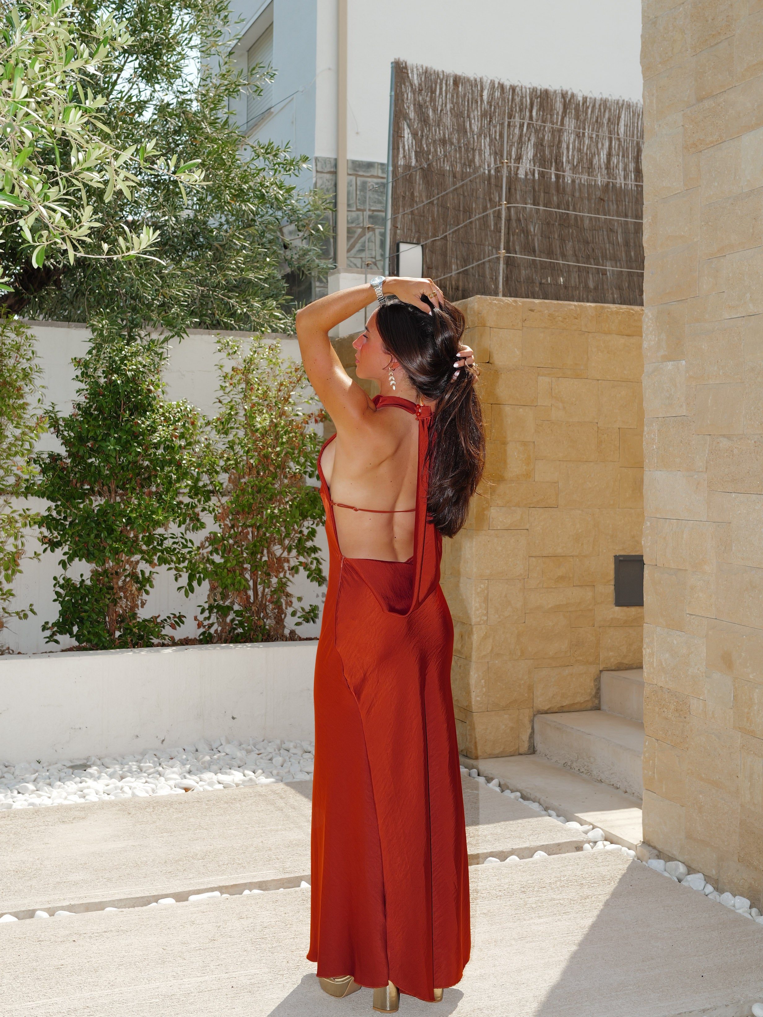 Vestido halter raso espalda caldera