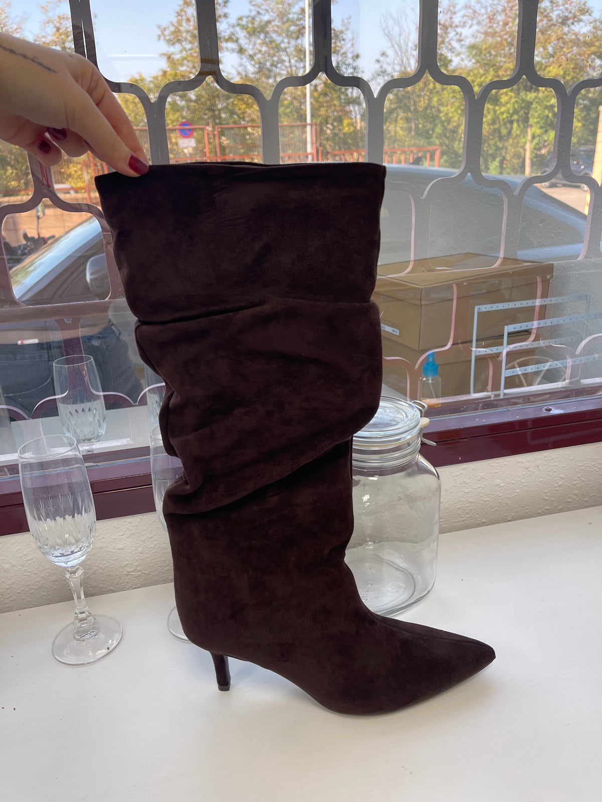 Bota negra frunce tacón fino chocolate