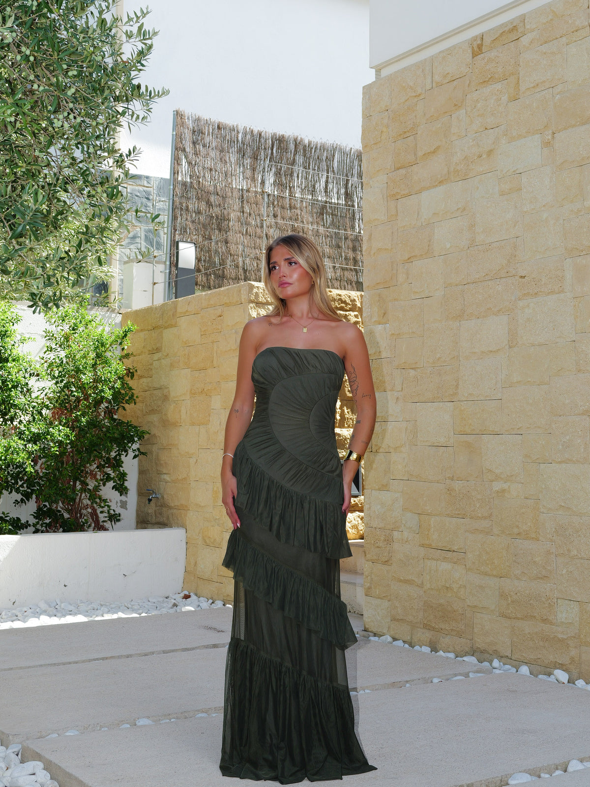 Abito con volant arricciati in tulle color oliva