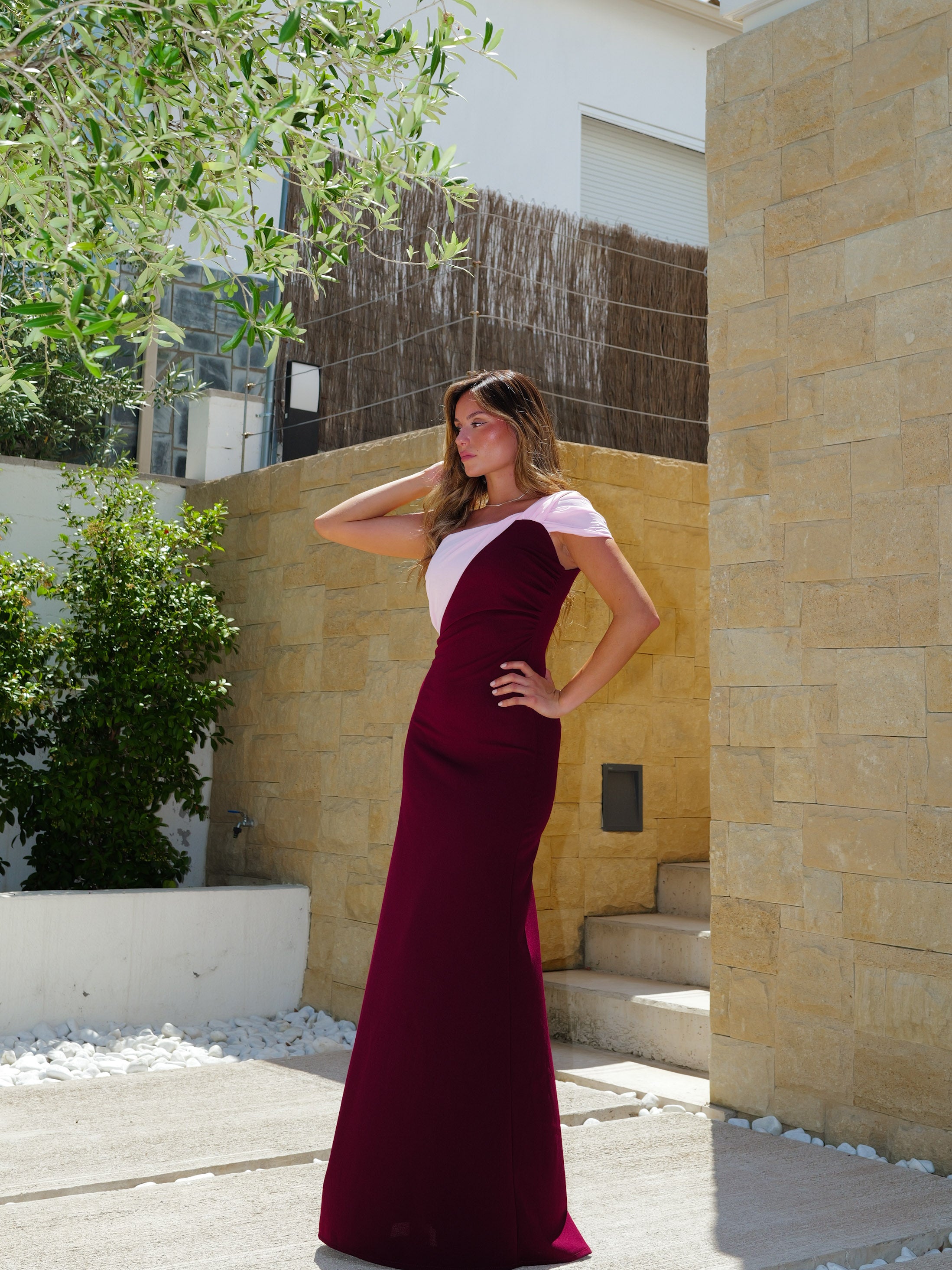 Abito asimmetrico bicolore bordeaux