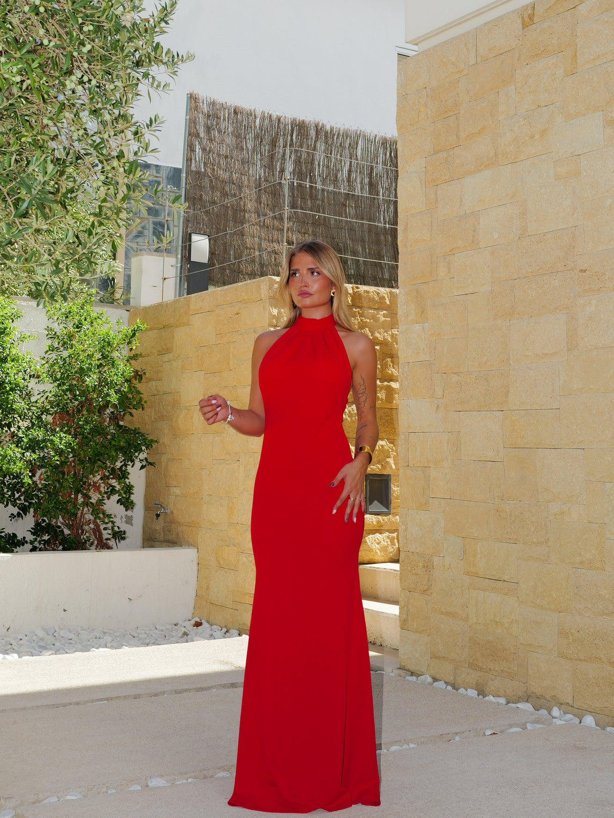 Vestido comprido vermelho com decote halter e laço
