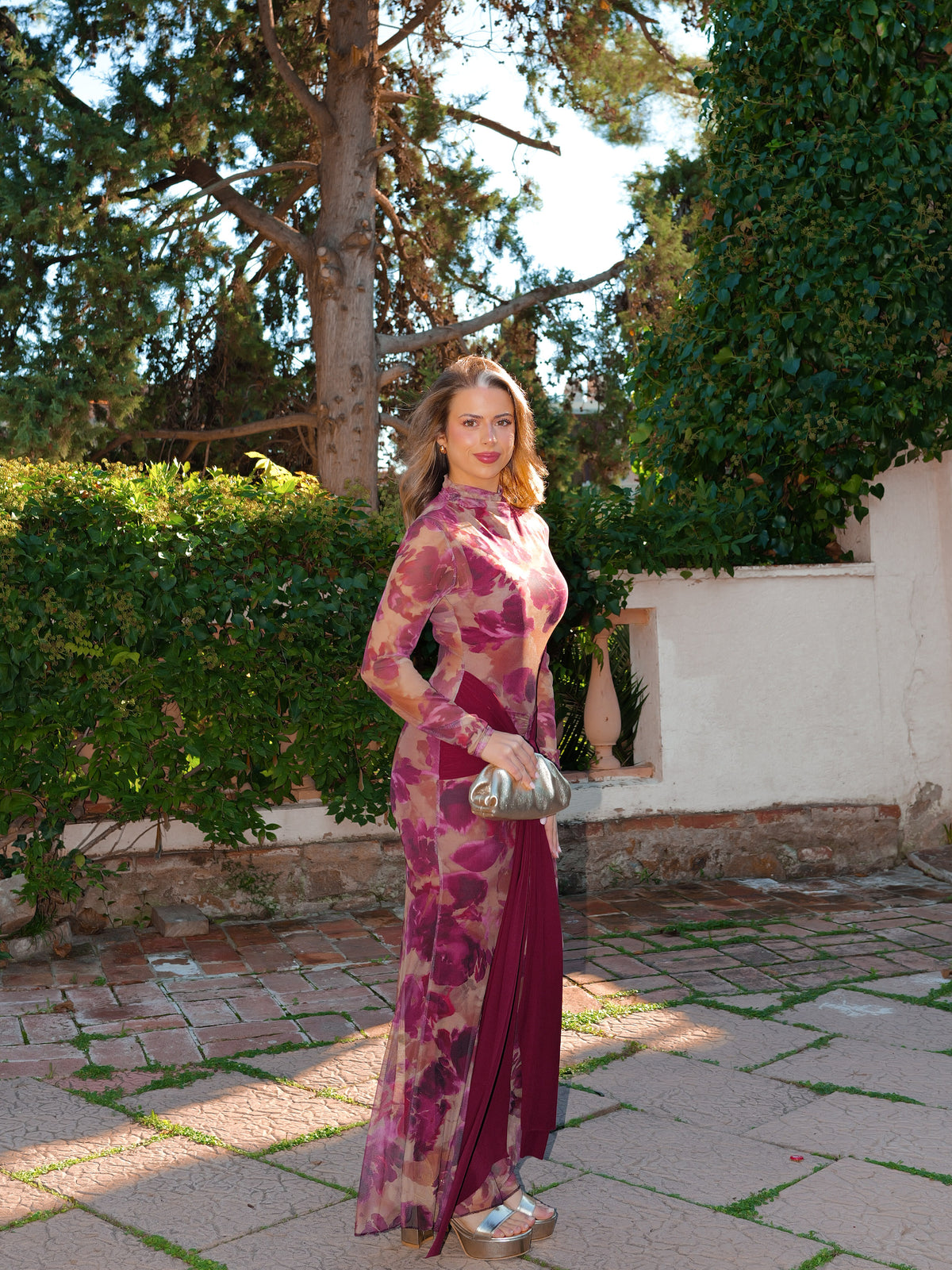 Vestido comprido estampado com laço na anca, cor bordô