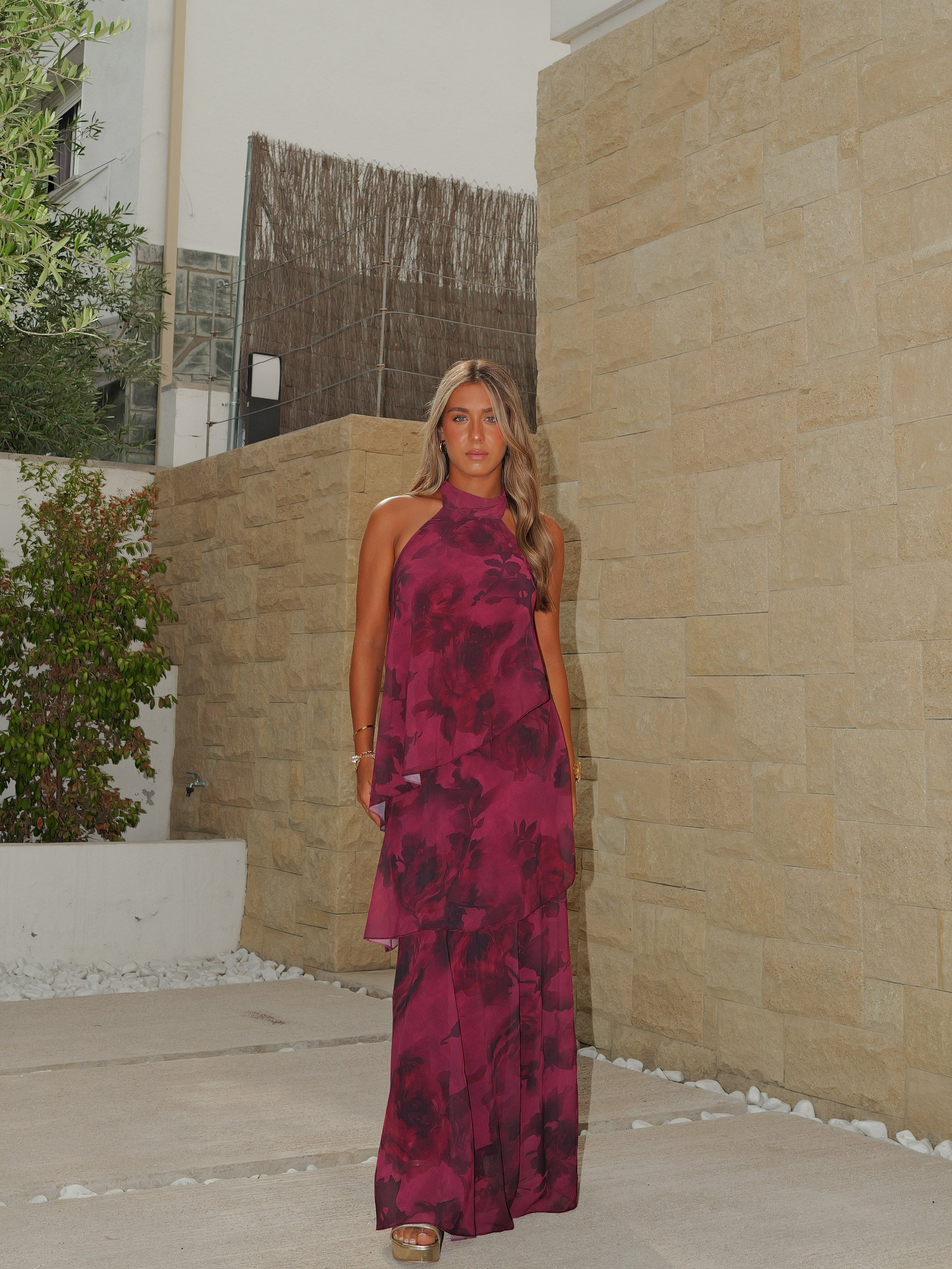 Vestido largo halter volantes estampado burdeos