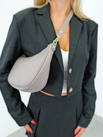 Bolso media luna piel gris