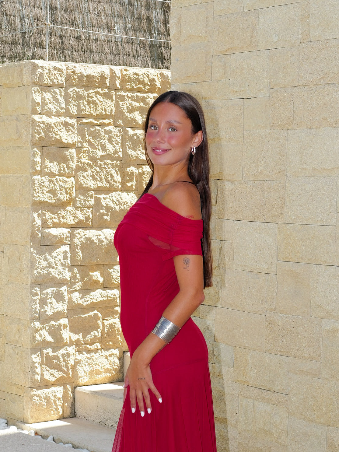 Vestido midi com folhos em tule cor de vinho