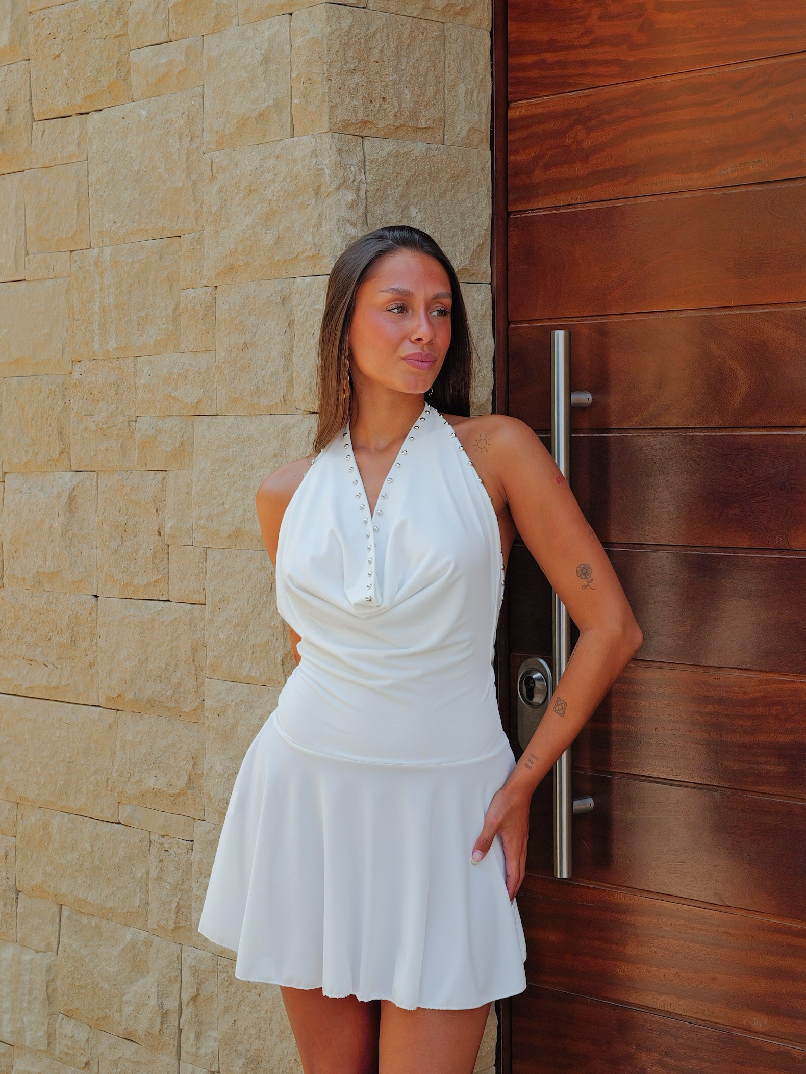 Vestido mini halter tachuelas blanco