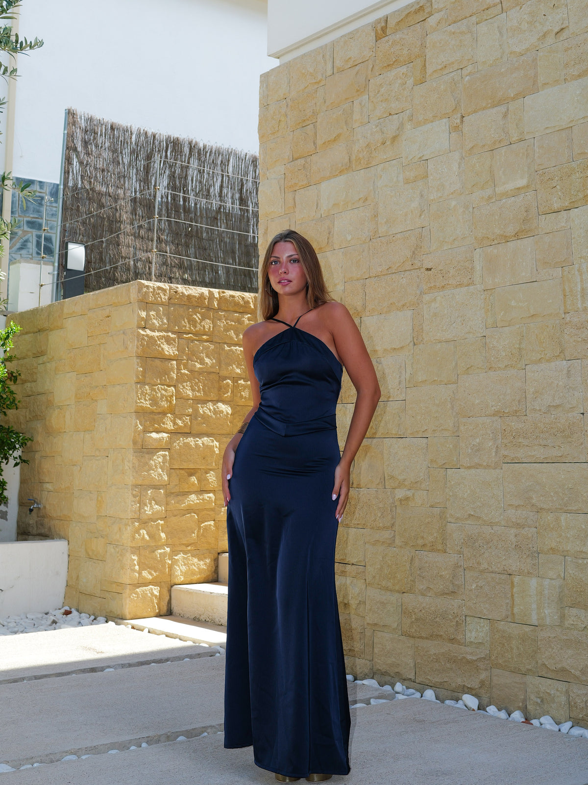 Vestido halter em cetim azul-marinho