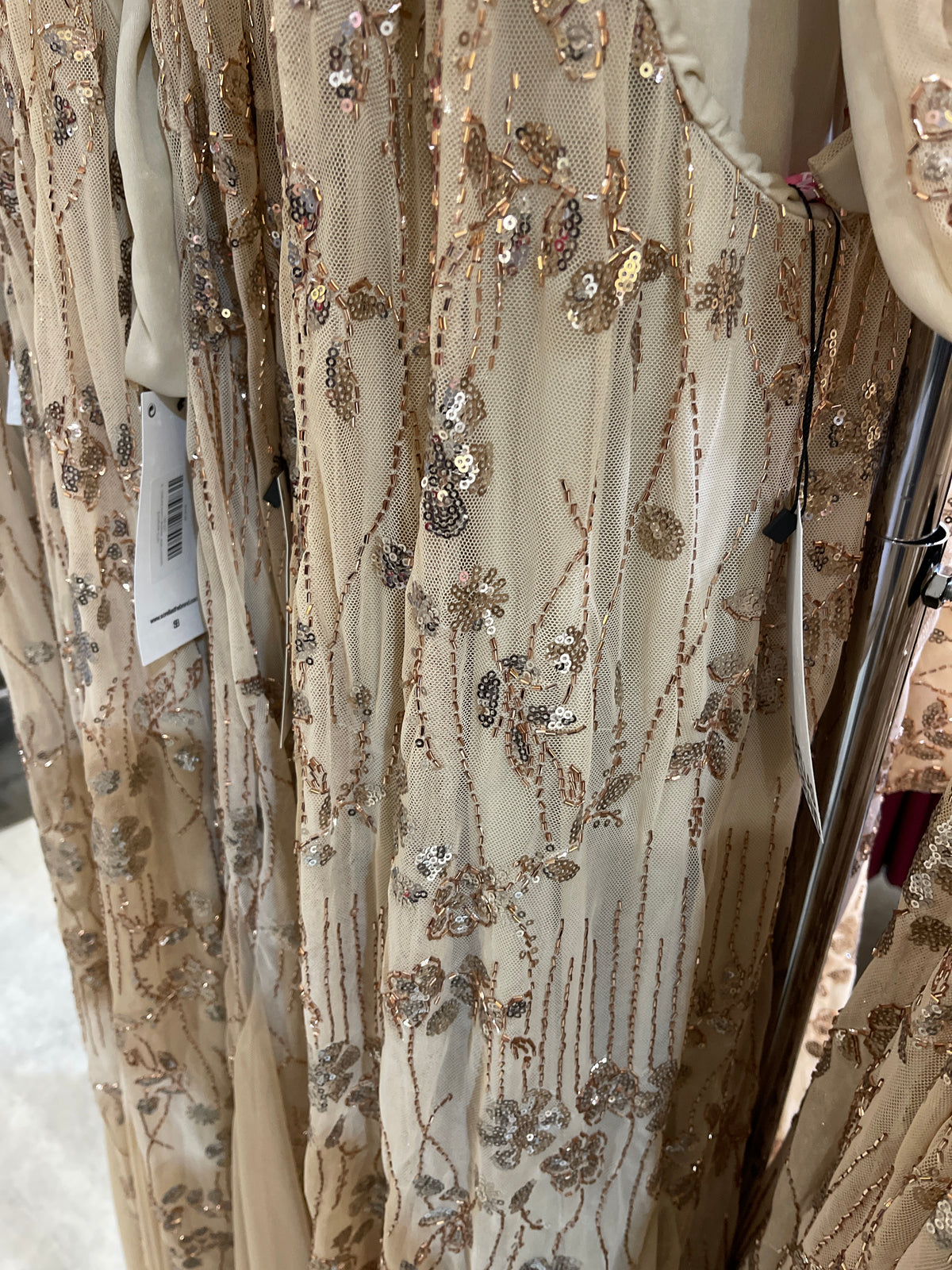Vestido halter detalles vuelo dorado