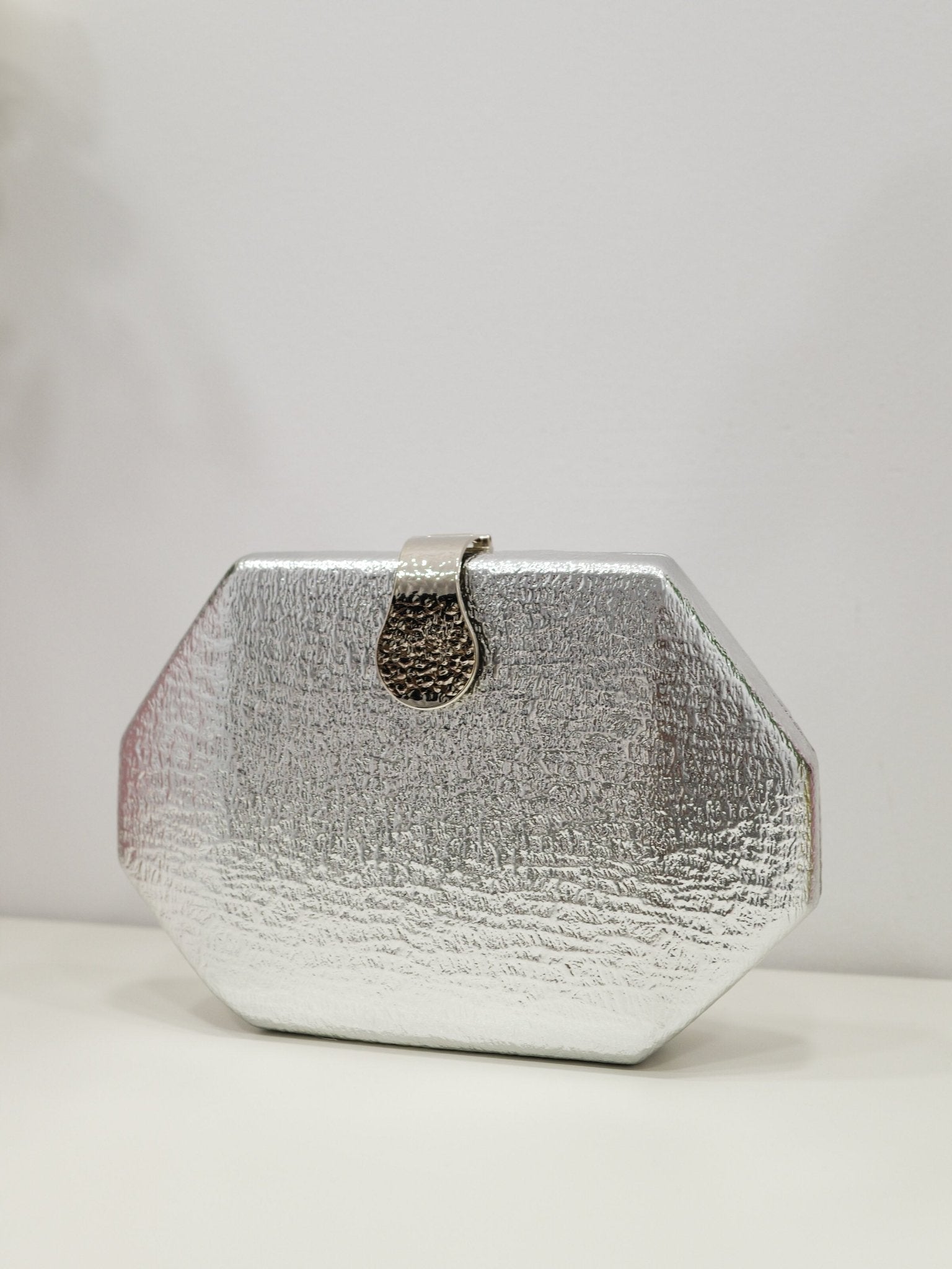 Clutch textura cierre plateado - SORELLAS