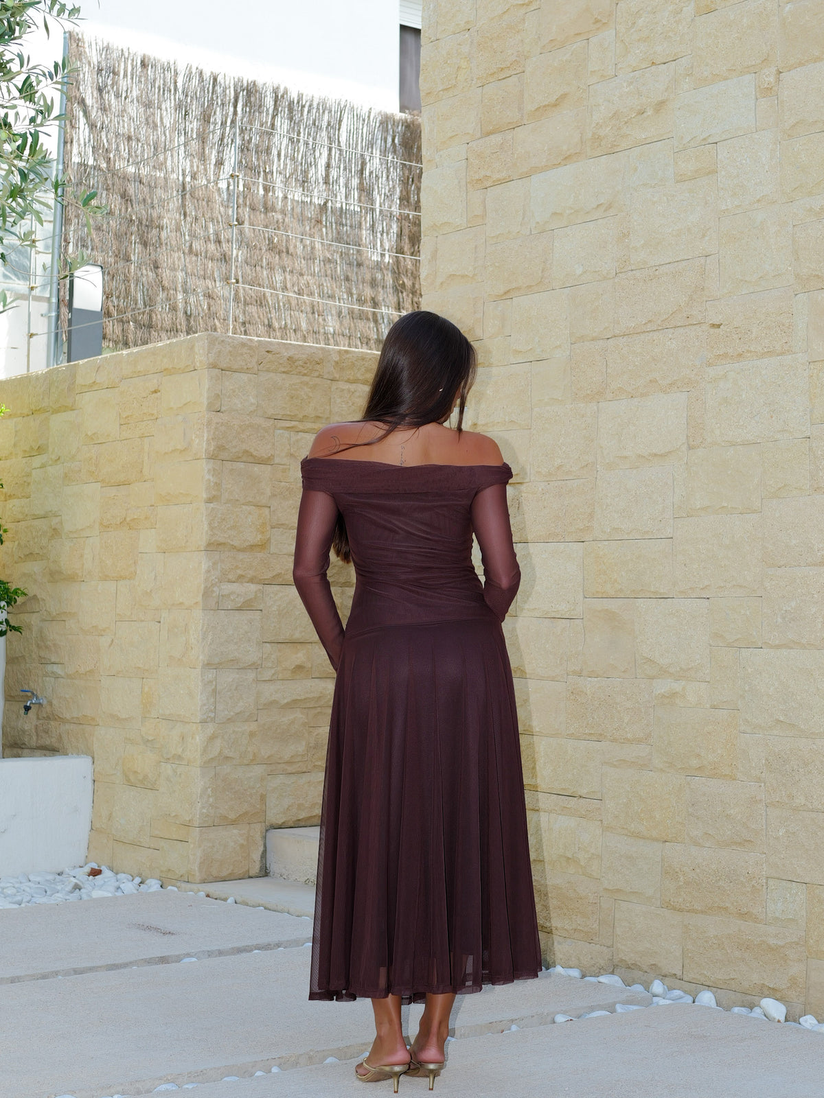 Vestido comprido com decote bardot em tule cor de chocolate