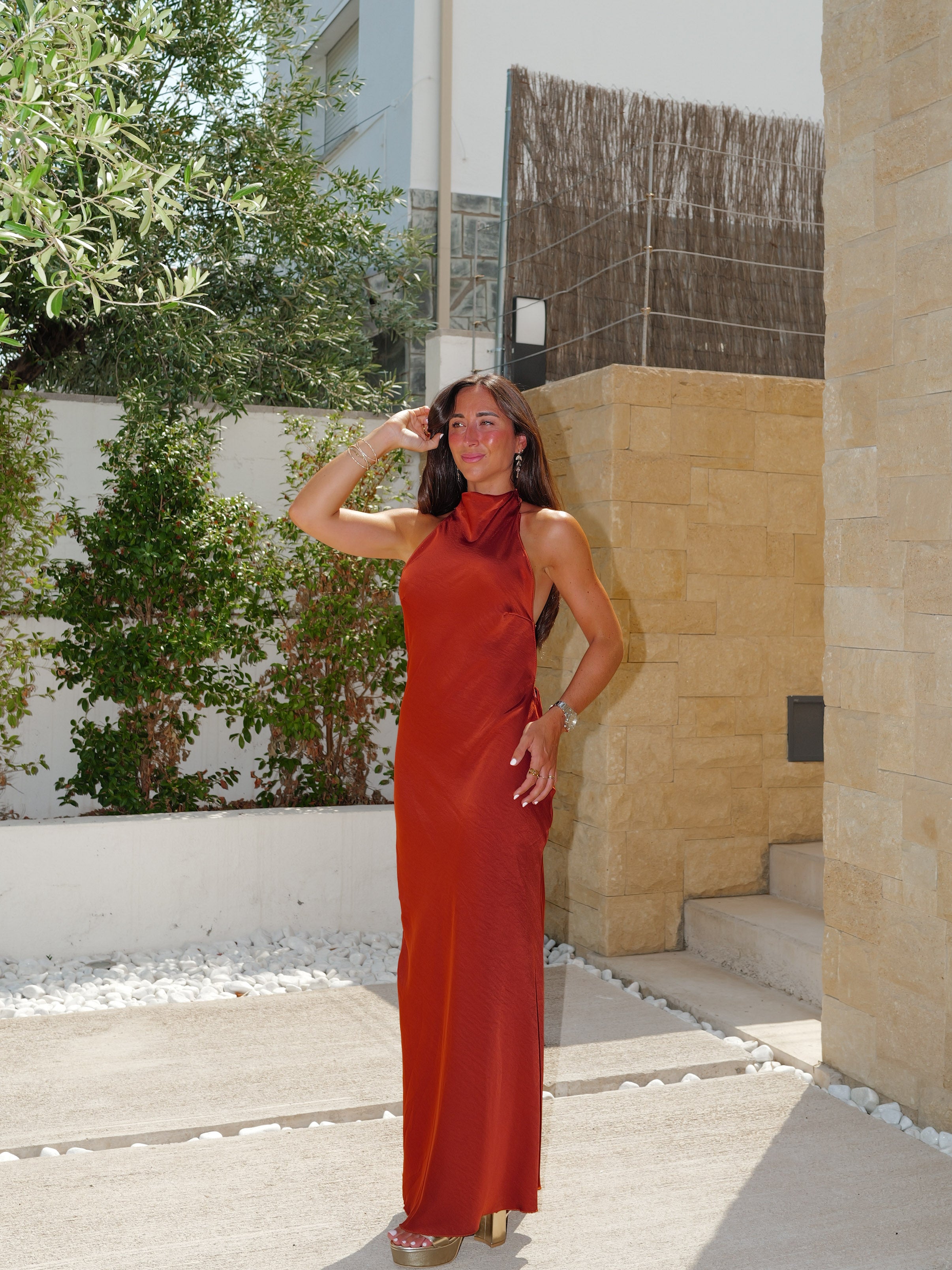 Vestido halter raso espalda caldera