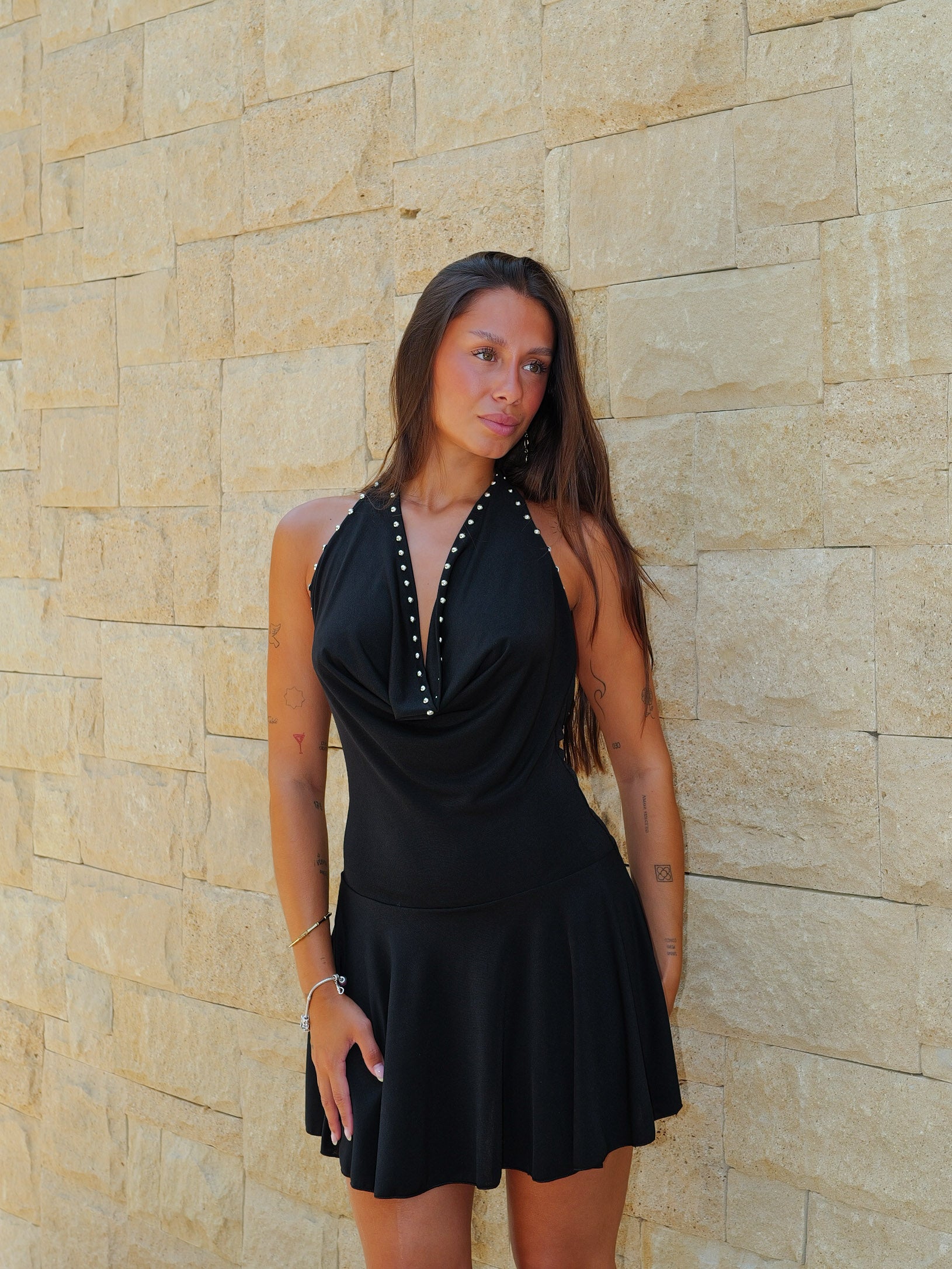 Vestido mini halter tachuelas negro