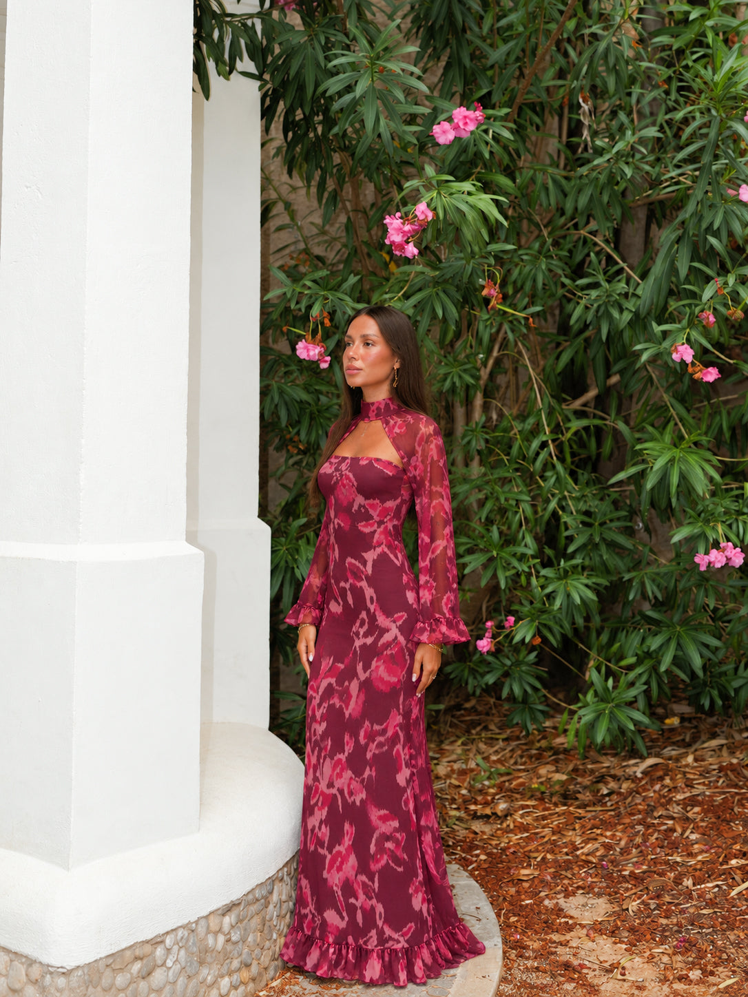 Vestido comprido com decote em forma de chal e mangas cor de bordô
