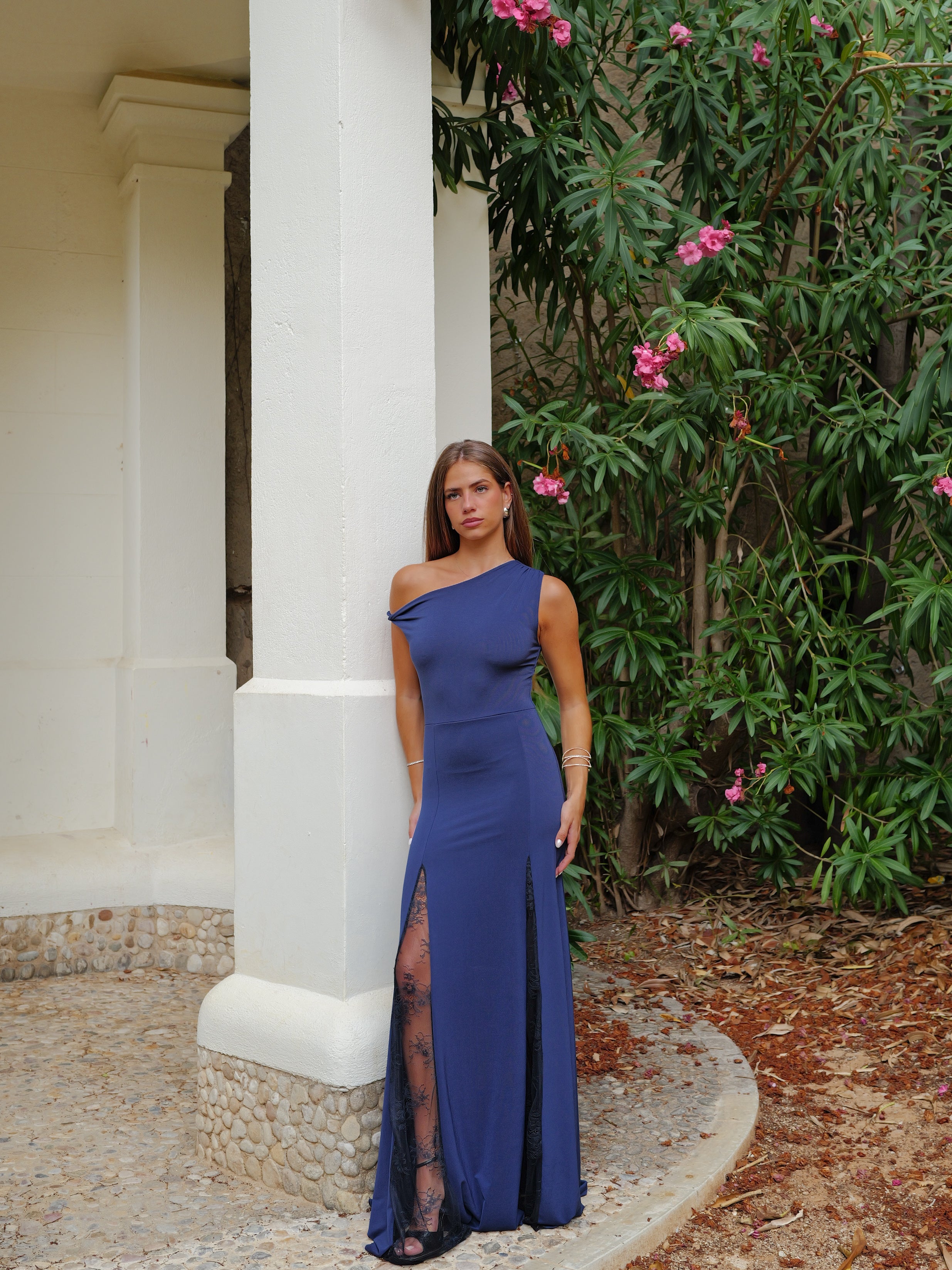 Vestido assimétrico em renda azul-marinho
